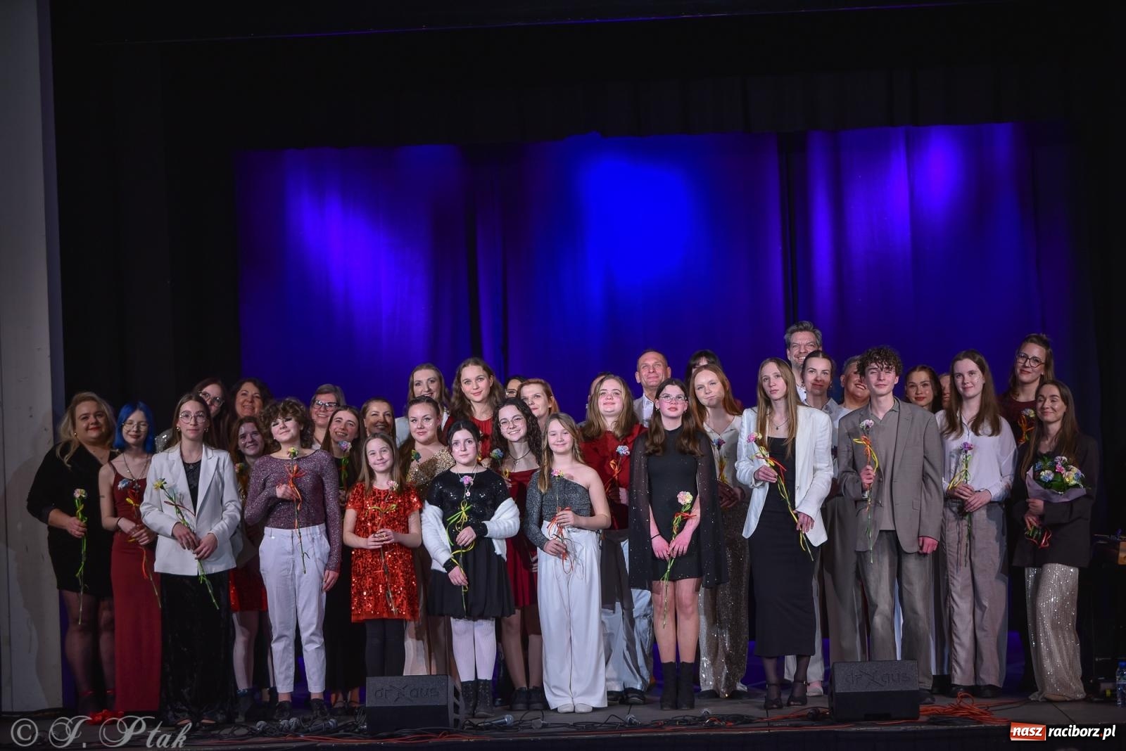 Zdjęcie w galerii na portalu naszraciborz.pl: Zimowy koncert Zespołu Wokalnego Perspektywa w Raciborzu przyciągnął publiczność do Strzechy wiadomości z regionu