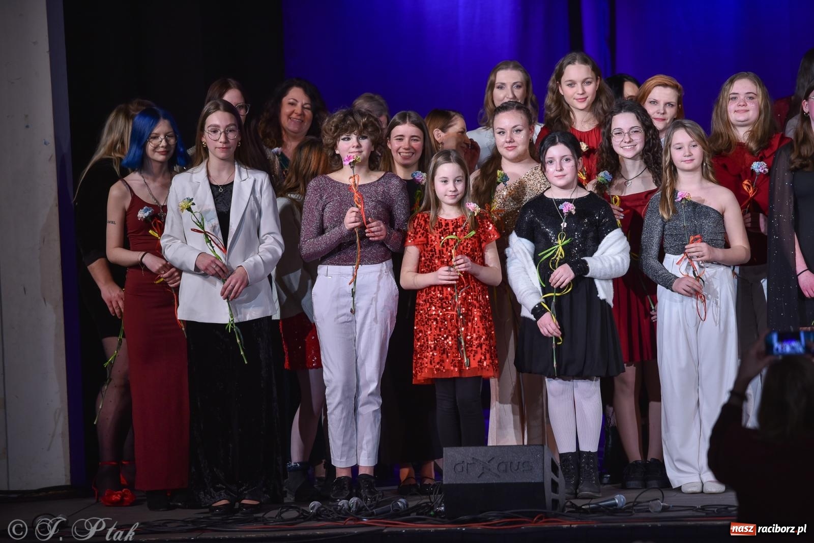 Zdjęcie w galerii na portalu naszraciborz.pl: Zimowy koncert Zespołu Wokalnego Perspektywa w Raciborzu przyciągnął publiczność do Strzechy wiadomości z regionu