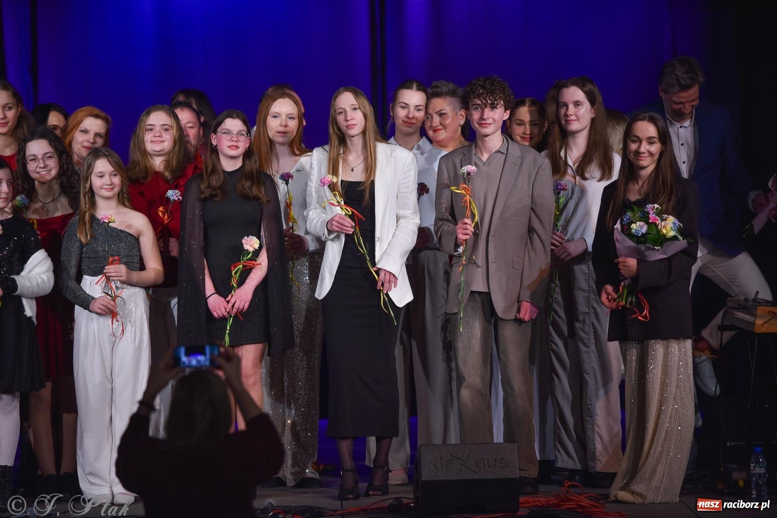 Zdjęcie w galerii na portalu naszraciborz.pl: Zimowy koncert Zespołu Wokalnego Perspektywa w Raciborzu przyciągnął publiczność do Strzechy wiadomości z regionu