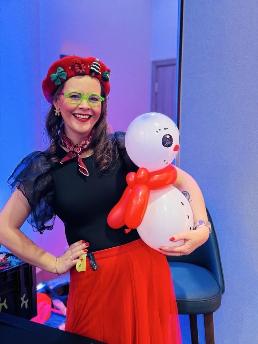 Zdjęcie w galerii na portalu naszraciborz.pl: Królowa Balonów w Zamku Piastowskim – niezapomniane muzyczno-balonowe show dla całej rodziny wiadomości z regionu