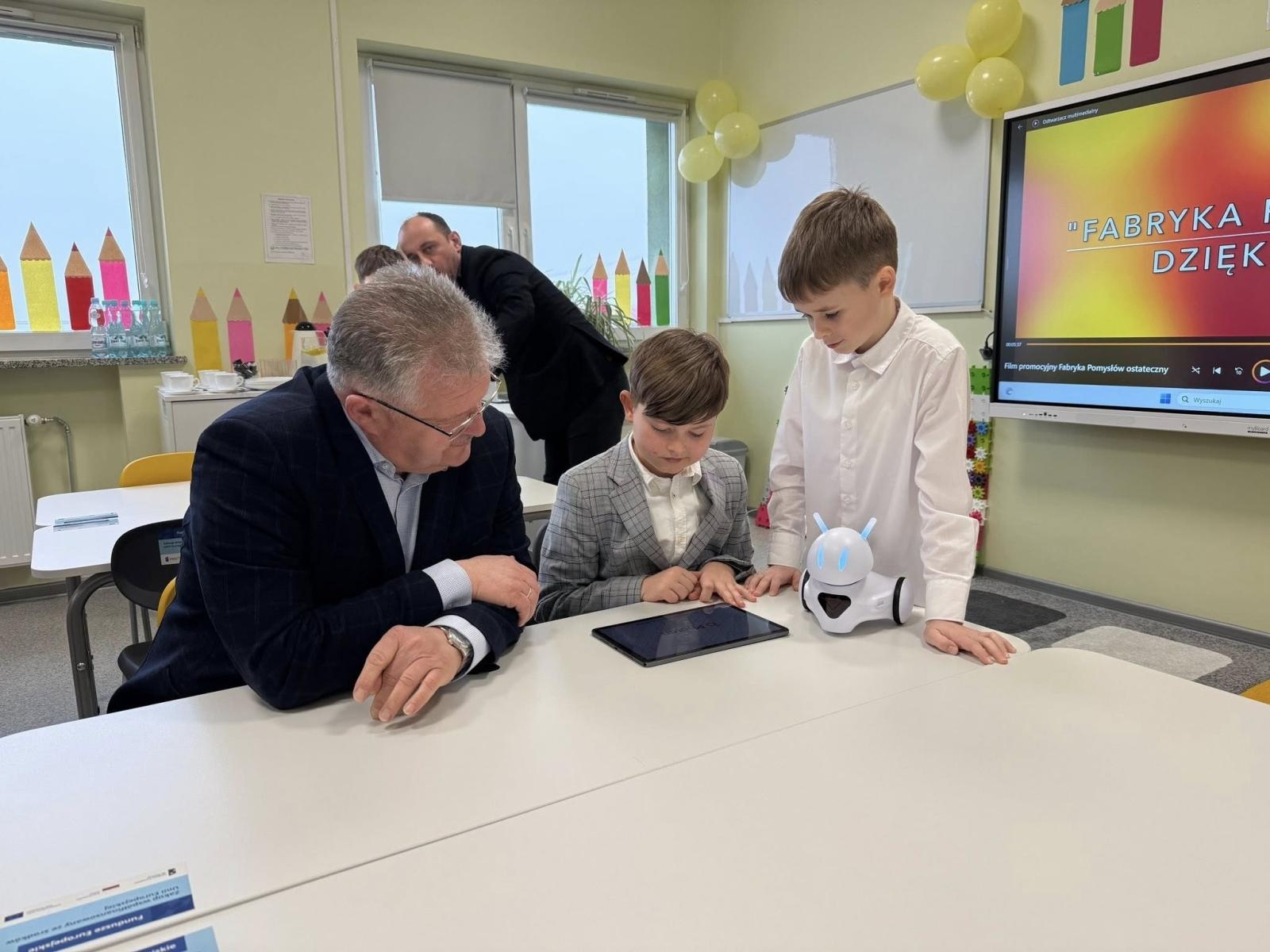 Zdjęcie w galerii na portalu naszraciborz.pl: Fabryka Pomysłów w Bieńkowicach. Nowoczesna pracownia otwarta w szkole podstawowej wiadomości z regionu