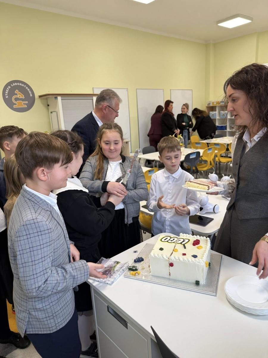 Zdjęcie w galerii na portalu naszraciborz.pl: Fabryka Pomysłów w Bieńkowicach. Nowoczesna pracownia otwarta w szkole podstawowej wiadomości z regionu