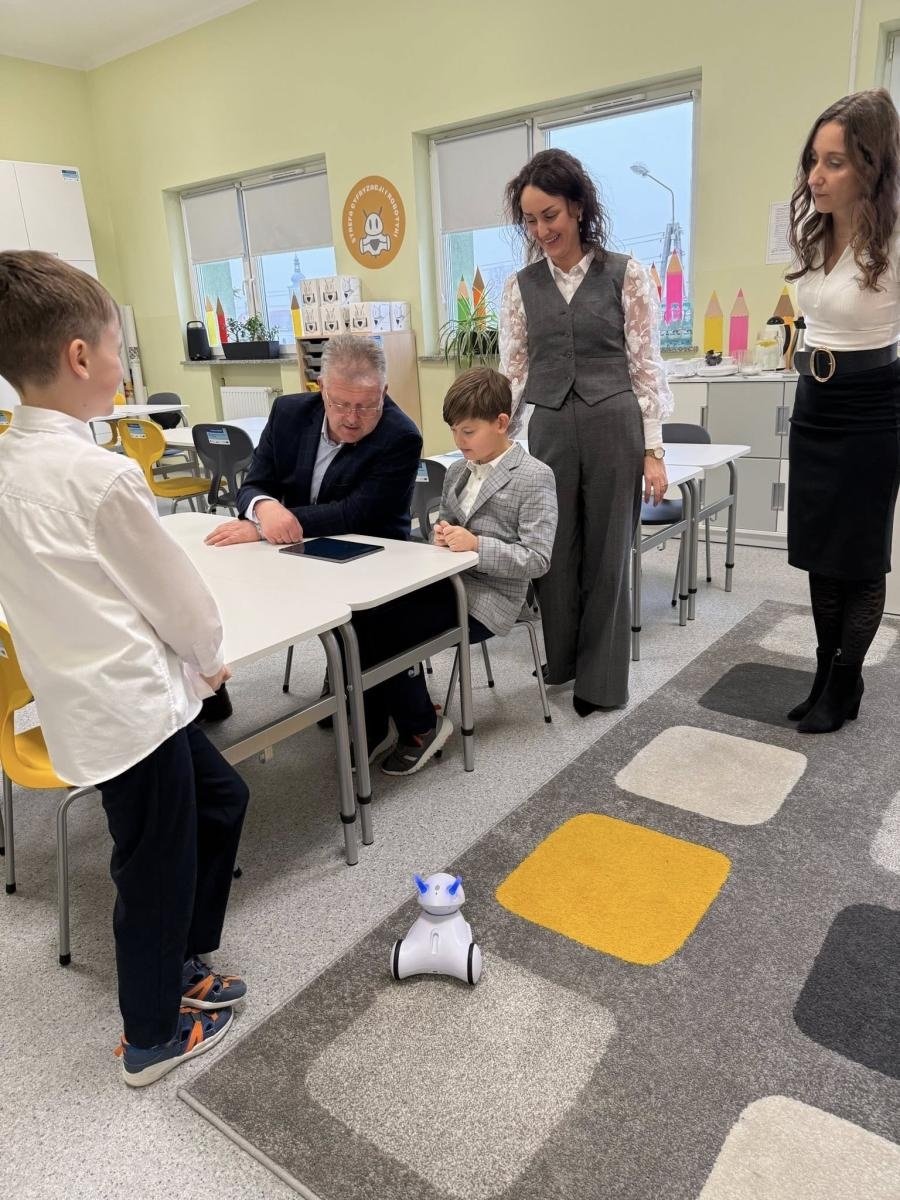 Zdjęcie w galerii na portalu naszraciborz.pl: Fabryka Pomysłów w Bieńkowicach. Nowoczesna pracownia otwarta w szkole podstawowej wiadomości z regionu