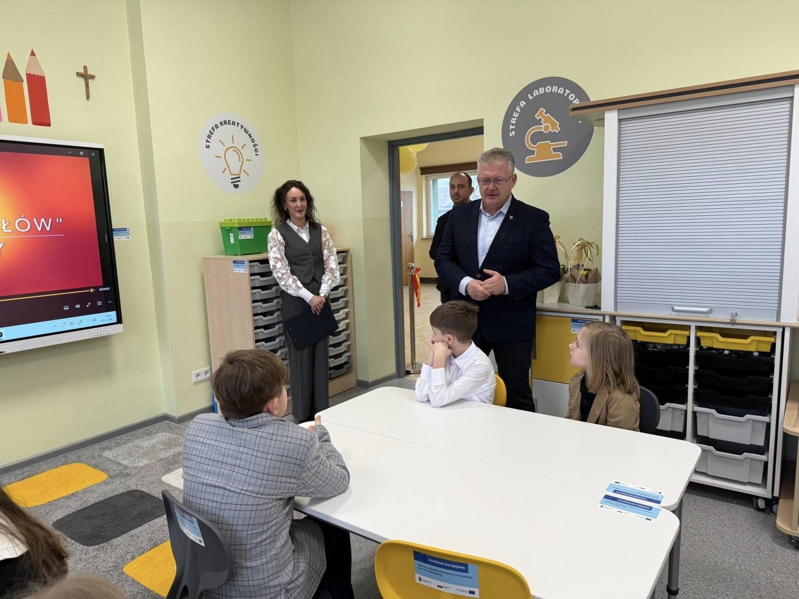 Zdjęcie w galerii na portalu naszraciborz.pl: Fabryka Pomysłów w Bieńkowicach. Nowoczesna pracownia otwarta w szkole podstawowej wiadomości z regionu