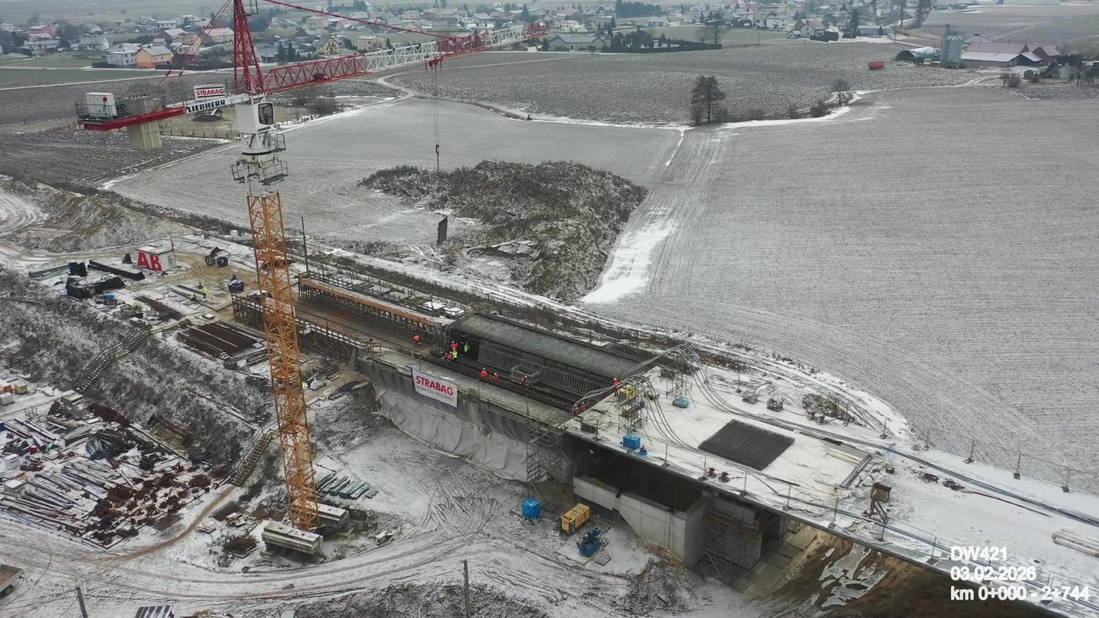 Zdjęcie w galerii na portalu naszraciborz.pl: Koniec ery promów na Odrze coraz bliżej. Gigantyczna konstrukcja pod Raciborzem łączy brzegi i otwiera nowe perspektywy wiadomości z regionu