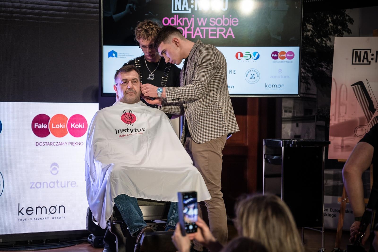 Zdjęcie w galerii na portalu naszraciborz.pl: Nożyczki zamiast przeszłości. Wielki finał Operacji: Resocjalizacja na Zamku Piastowskim wiadomości z regionu