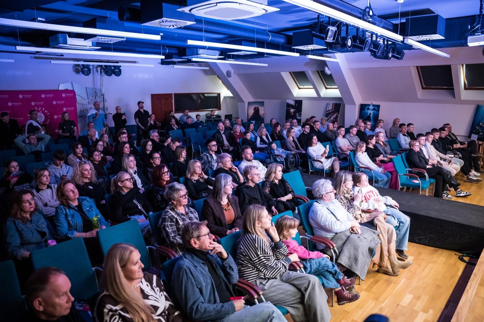 Zdjęcie w galerii na portalu naszraciborz.pl: Nożyczki zamiast przeszłości. Wielki finał Operacji: Resocjalizacja na Zamku Piastowskim wiadomości z regionu