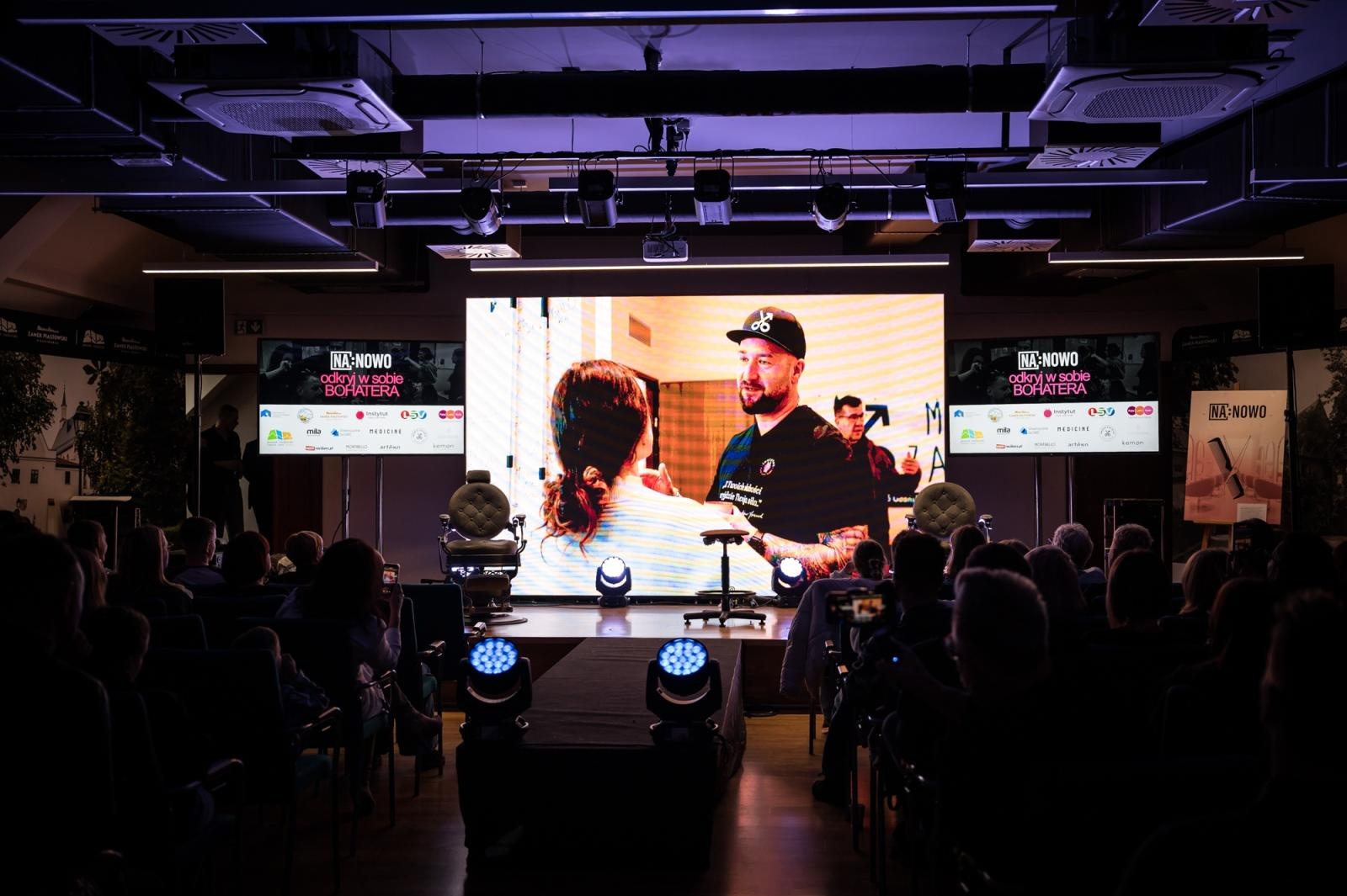 Zdjęcie w galerii na portalu naszraciborz.pl: Nożyczki zamiast przeszłości. Wielki finał Operacji: Resocjalizacja na Zamku Piastowskim wiadomości z regionu