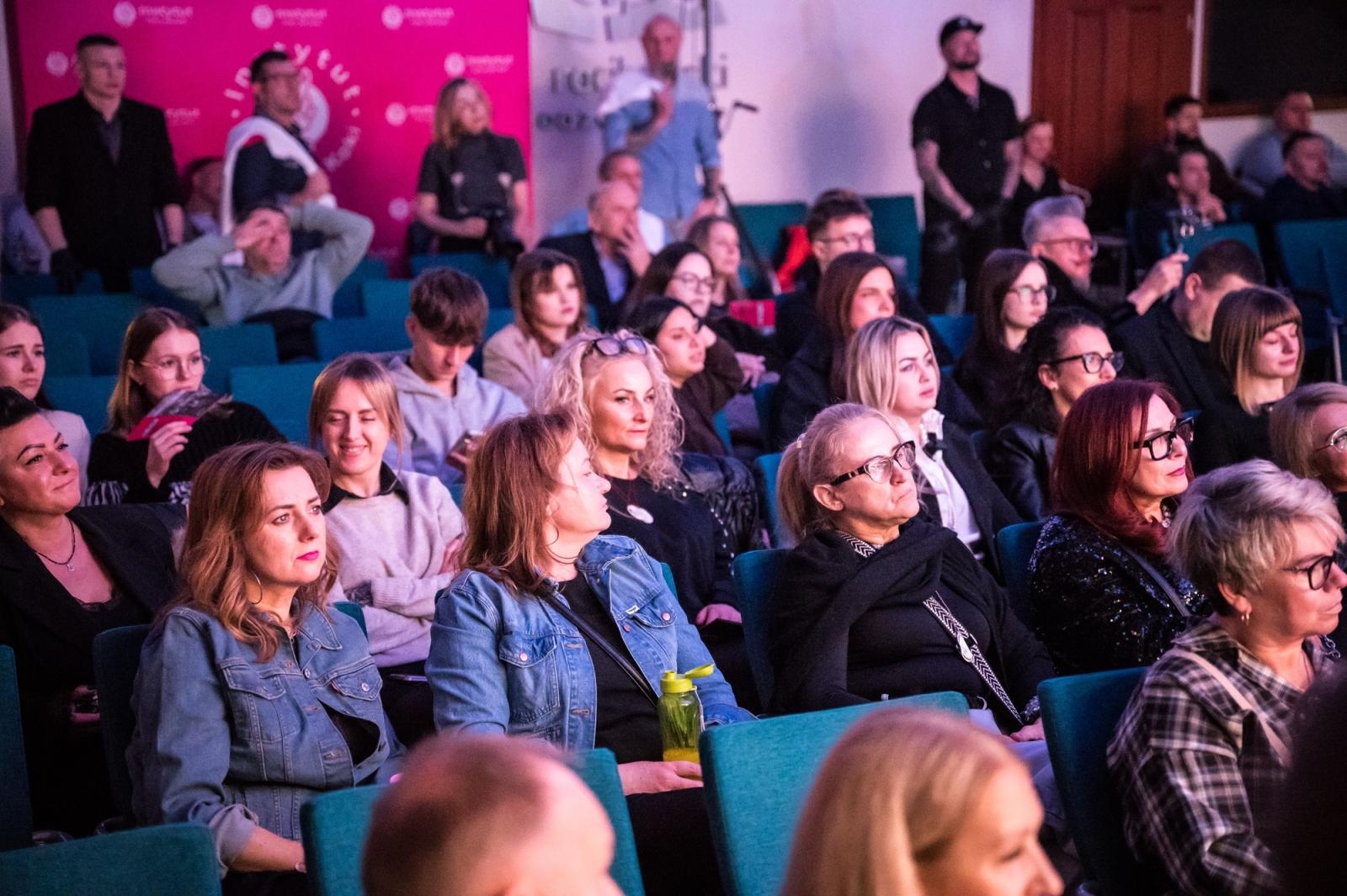 Zdjęcie w galerii na portalu naszraciborz.pl: Nożyczki zamiast przeszłości. Wielki finał Operacji: Resocjalizacja na Zamku Piastowskim wiadomości z regionu