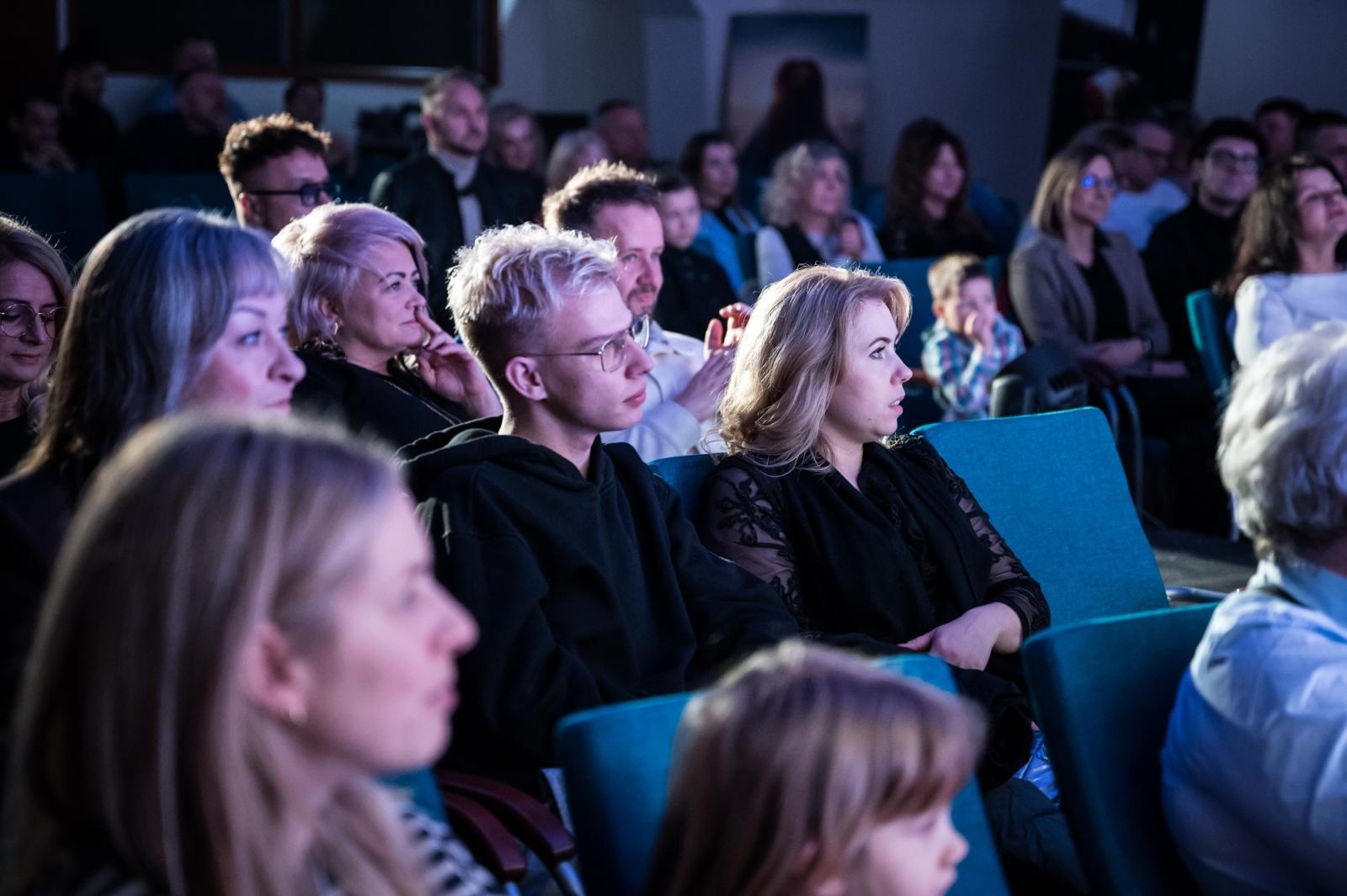 Zdjęcie w galerii na portalu naszraciborz.pl: Nożyczki zamiast przeszłości. Wielki finał Operacji: Resocjalizacja na Zamku Piastowskim wiadomości z regionu