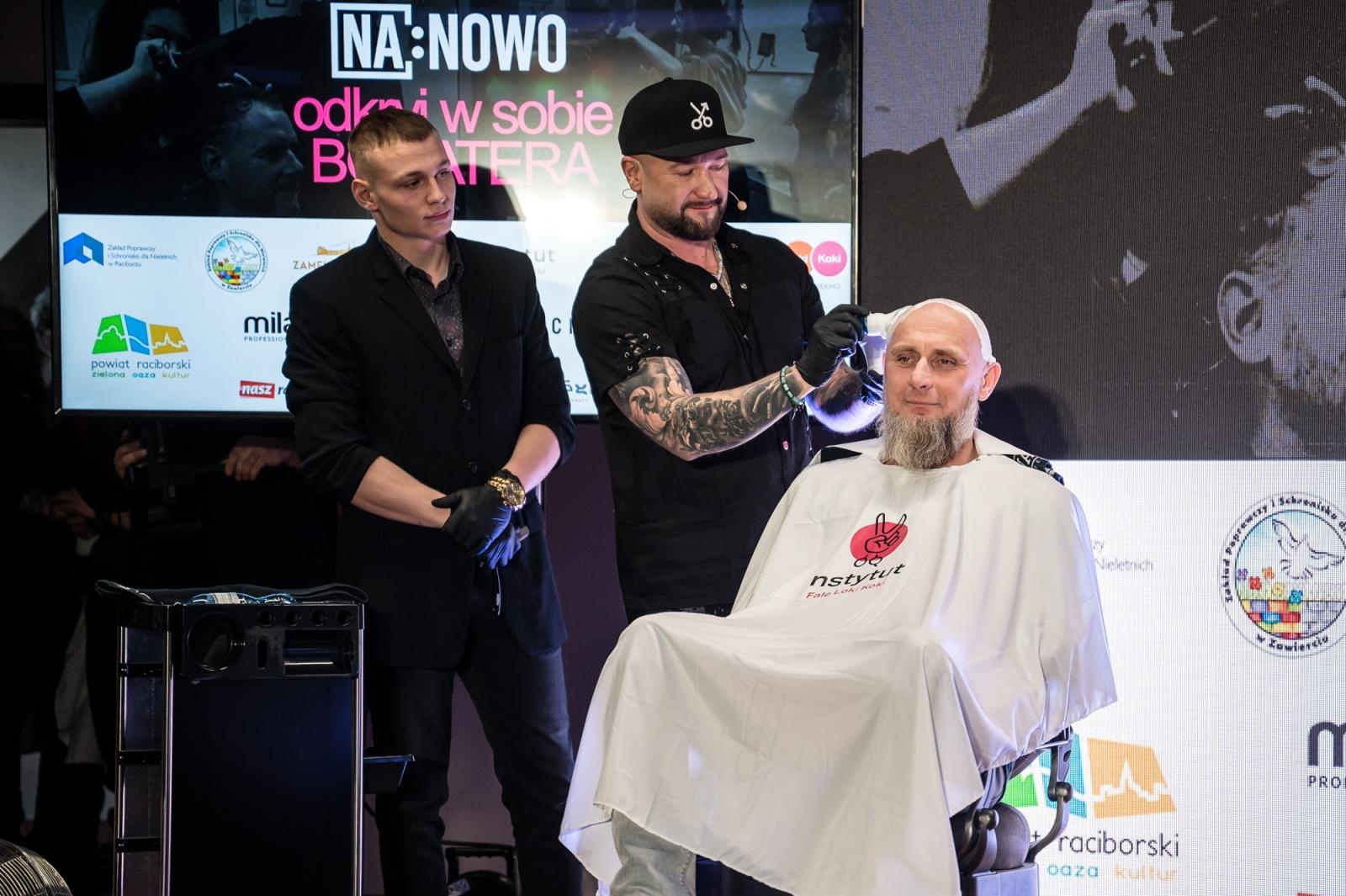 Zdjęcie w galerii na portalu naszraciborz.pl: Nożyczki zamiast przeszłości. Wielki finał Operacji: Resocjalizacja na Zamku Piastowskim wiadomości z regionu