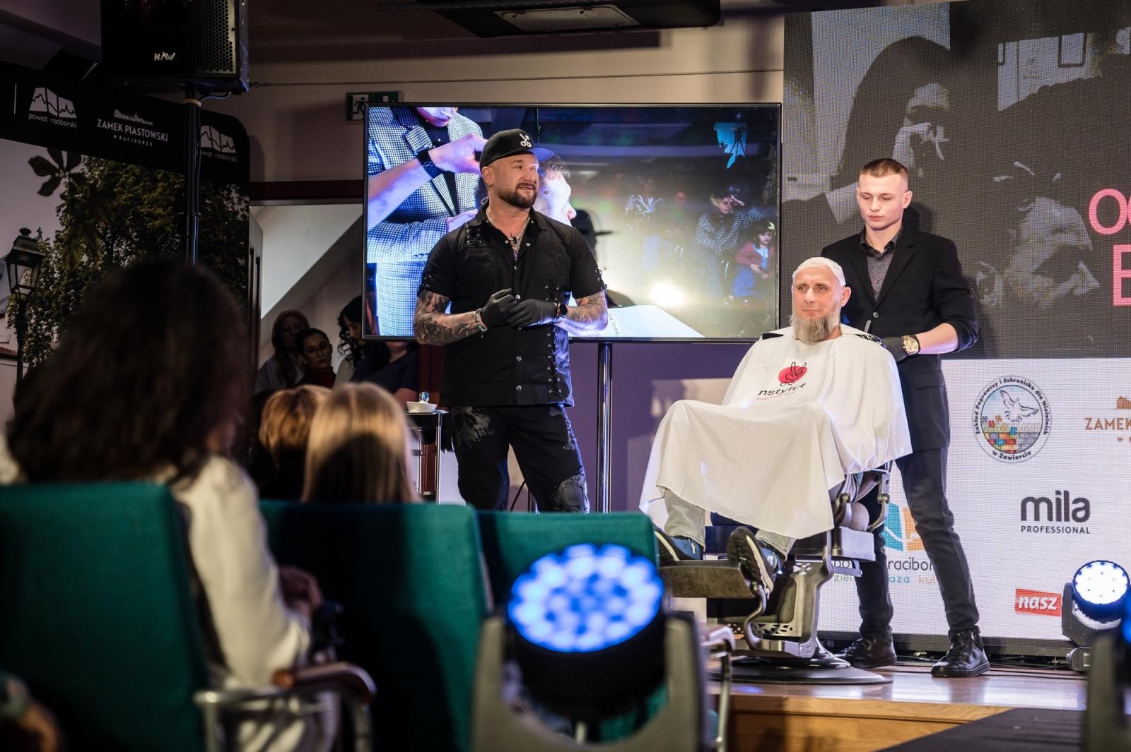 Zdjęcie w galerii na portalu naszraciborz.pl: Nożyczki zamiast przeszłości. Wielki finał Operacji: Resocjalizacja na Zamku Piastowskim wiadomości z regionu