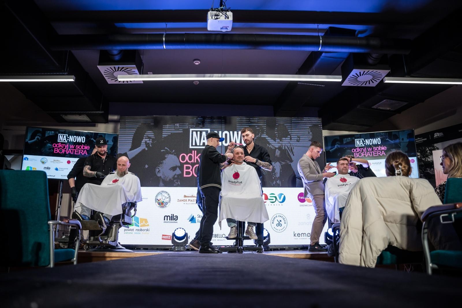 Zdjęcie w galerii na portalu naszraciborz.pl: Nożyczki zamiast przeszłości. Wielki finał Operacji: Resocjalizacja na Zamku Piastowskim wiadomości z regionu