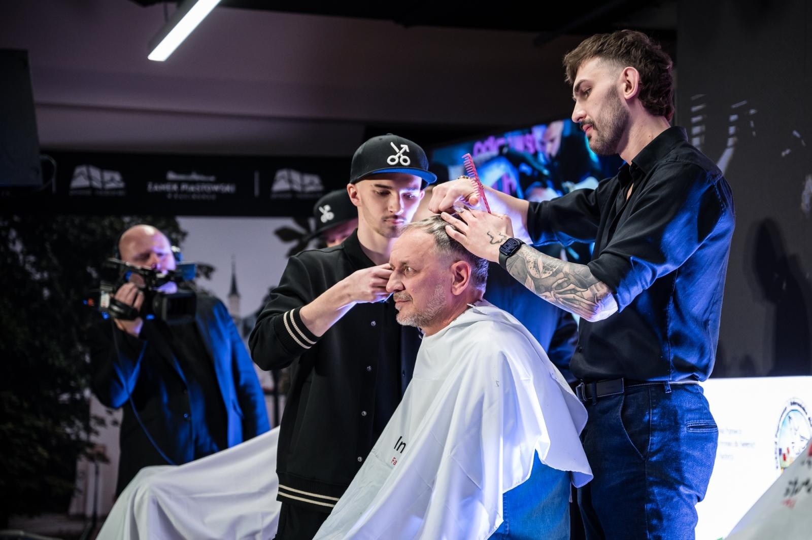 Zdjęcie w galerii na portalu naszraciborz.pl: Nożyczki zamiast przeszłości. Wielki finał Operacji: Resocjalizacja na Zamku Piastowskim wiadomości z regionu