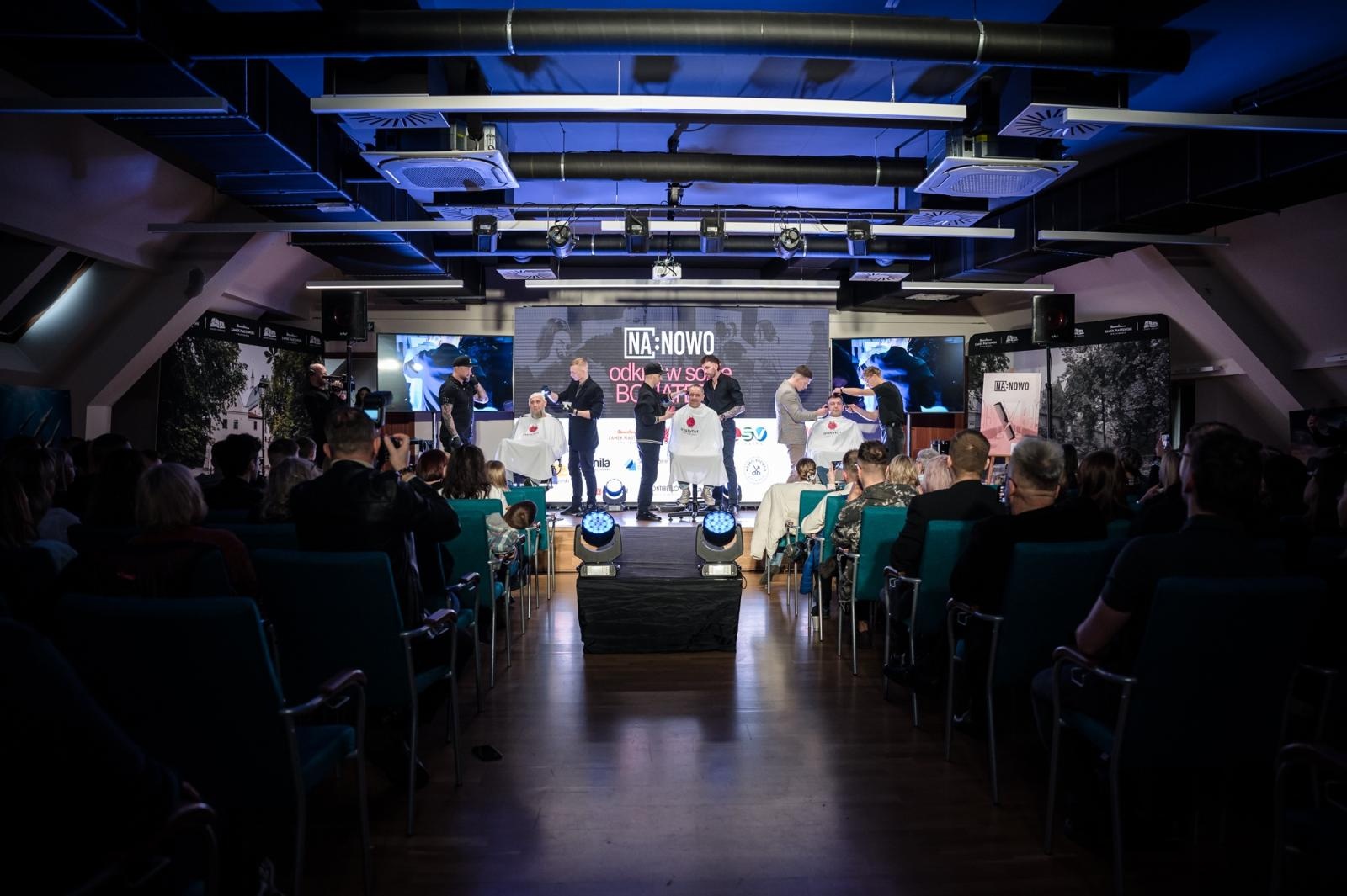 Zdjęcie w galerii na portalu naszraciborz.pl: Nożyczki zamiast przeszłości. Wielki finał Operacji: Resocjalizacja na Zamku Piastowskim wiadomości z regionu