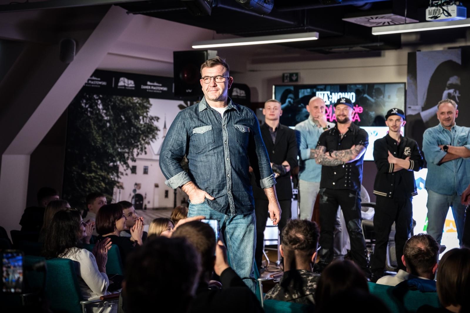 Zdjęcie w galerii na portalu naszraciborz.pl: Nożyczki zamiast przeszłości. Wielki finał Operacji: Resocjalizacja na Zamku Piastowskim wiadomości z regionu