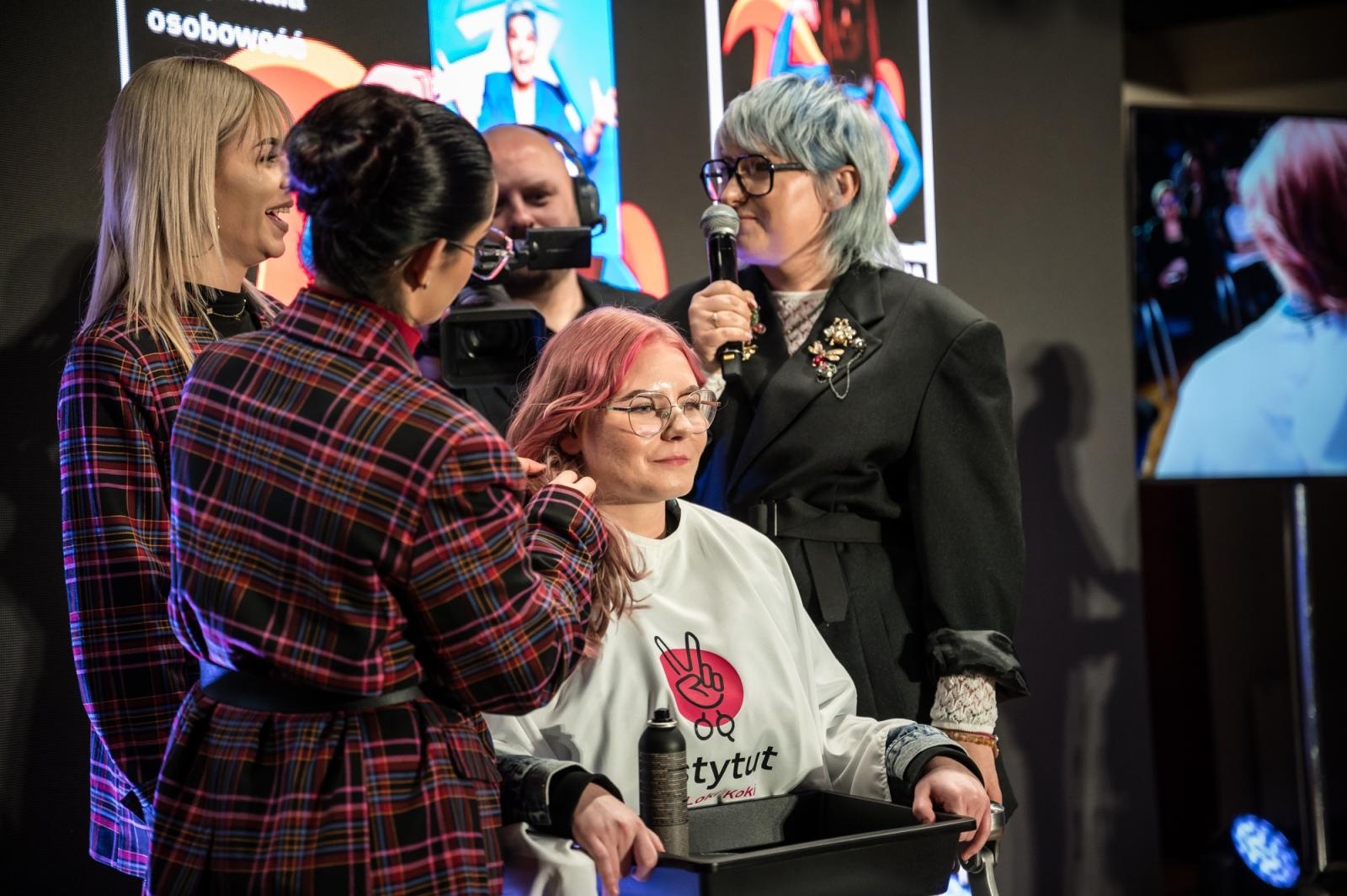 Zdjęcie w galerii na portalu naszraciborz.pl: Nożyczki zamiast przeszłości. Wielki finał Operacji: Resocjalizacja na Zamku Piastowskim wiadomości z regionu