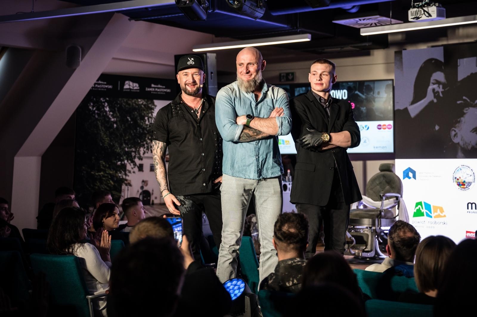 Zdjęcie w galerii na portalu naszraciborz.pl: Nożyczki zamiast przeszłości. Wielki finał Operacji: Resocjalizacja na Zamku Piastowskim wiadomości z regionu