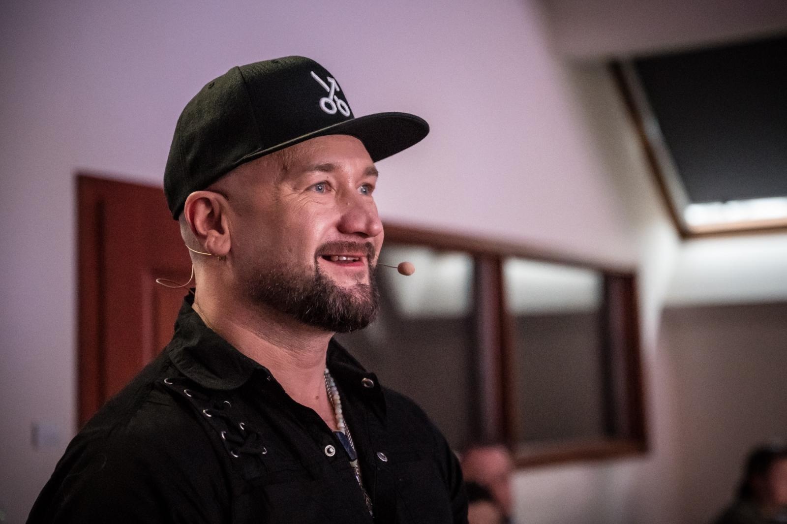 Zdjęcie w galerii na portalu naszraciborz.pl: Nożyczki zamiast przeszłości. Wielki finał Operacji: Resocjalizacja na Zamku Piastowskim wiadomości z regionu