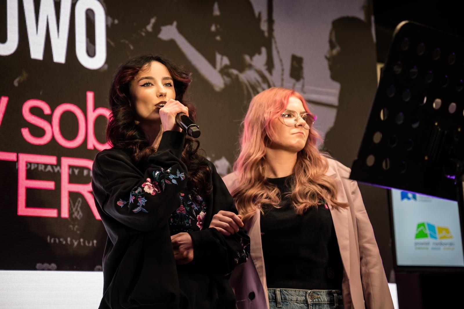 Zdjęcie w galerii na portalu naszraciborz.pl: Nożyczki zamiast przeszłości. Wielki finał Operacji: Resocjalizacja na Zamku Piastowskim wiadomości z regionu