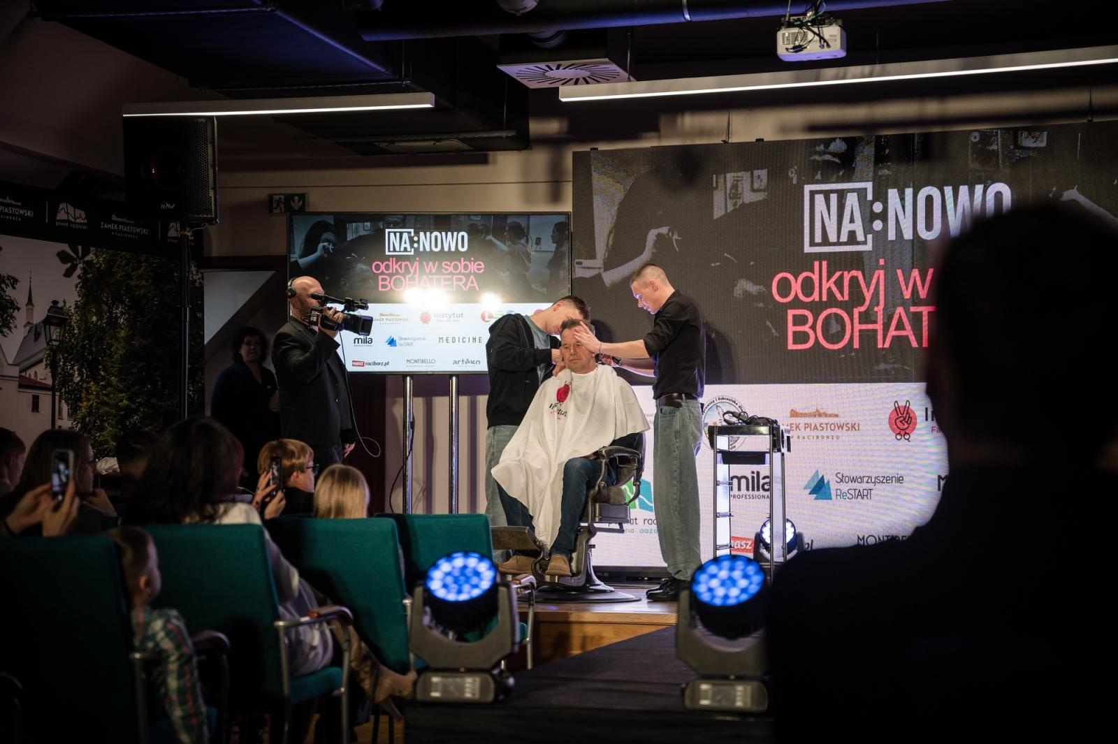 Zdjęcie w galerii na portalu naszraciborz.pl: Nożyczki zamiast przeszłości. Wielki finał Operacji: Resocjalizacja na Zamku Piastowskim wiadomości z regionu