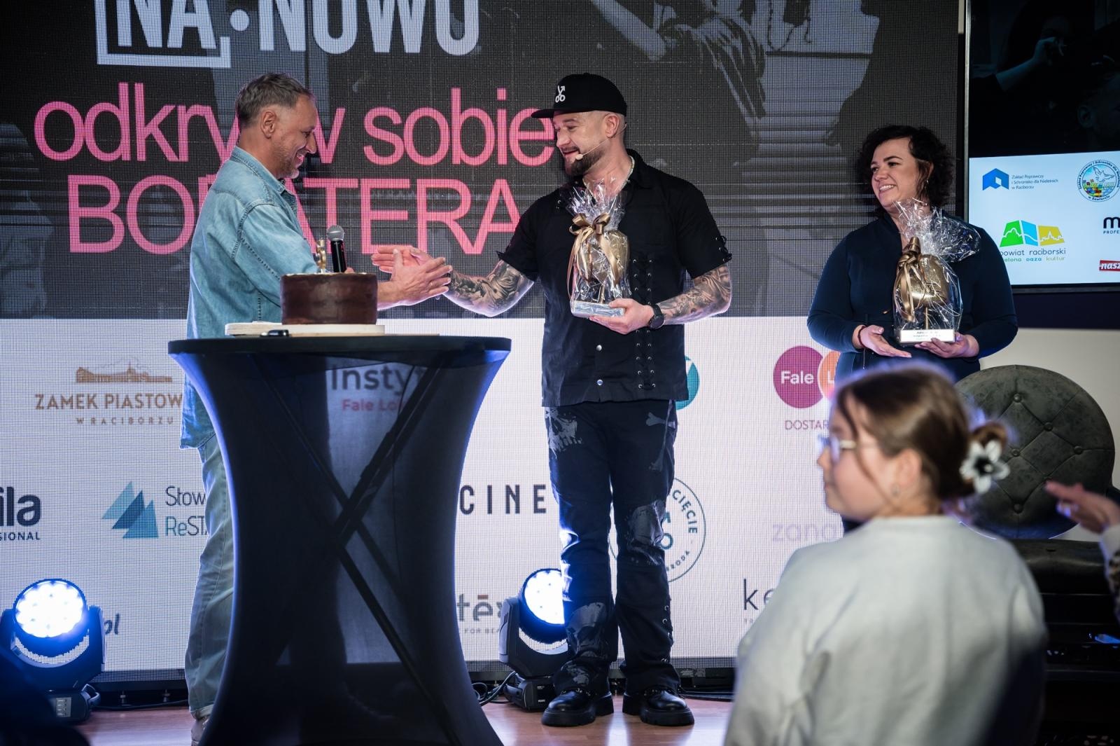 Zdjęcie w galerii na portalu naszraciborz.pl: Nożyczki zamiast przeszłości. Wielki finał Operacji: Resocjalizacja na Zamku Piastowskim wiadomości z regionu