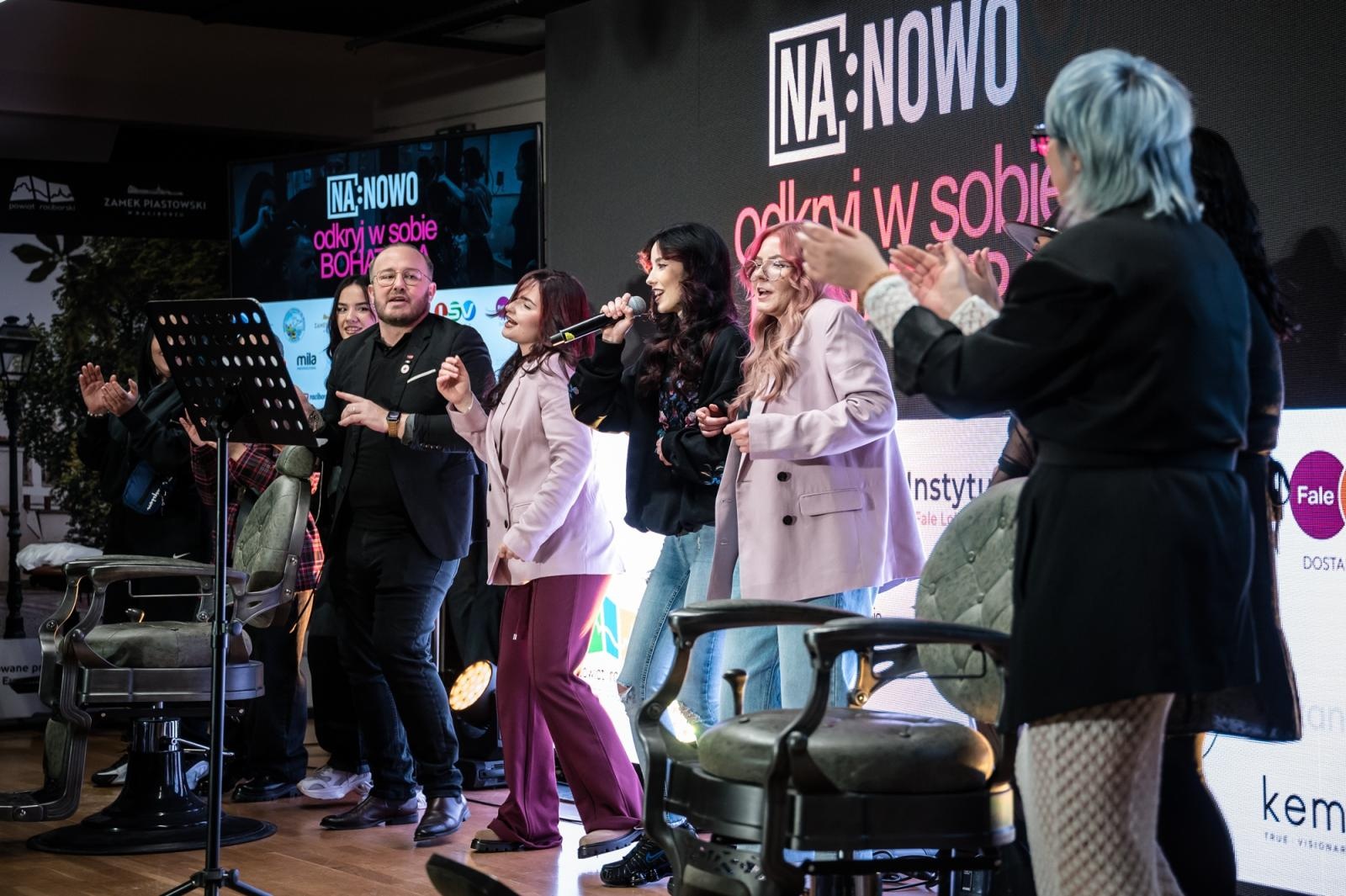 Zdjęcie w galerii na portalu naszraciborz.pl: Nożyczki zamiast przeszłości. Wielki finał Operacji: Resocjalizacja na Zamku Piastowskim wiadomości z regionu