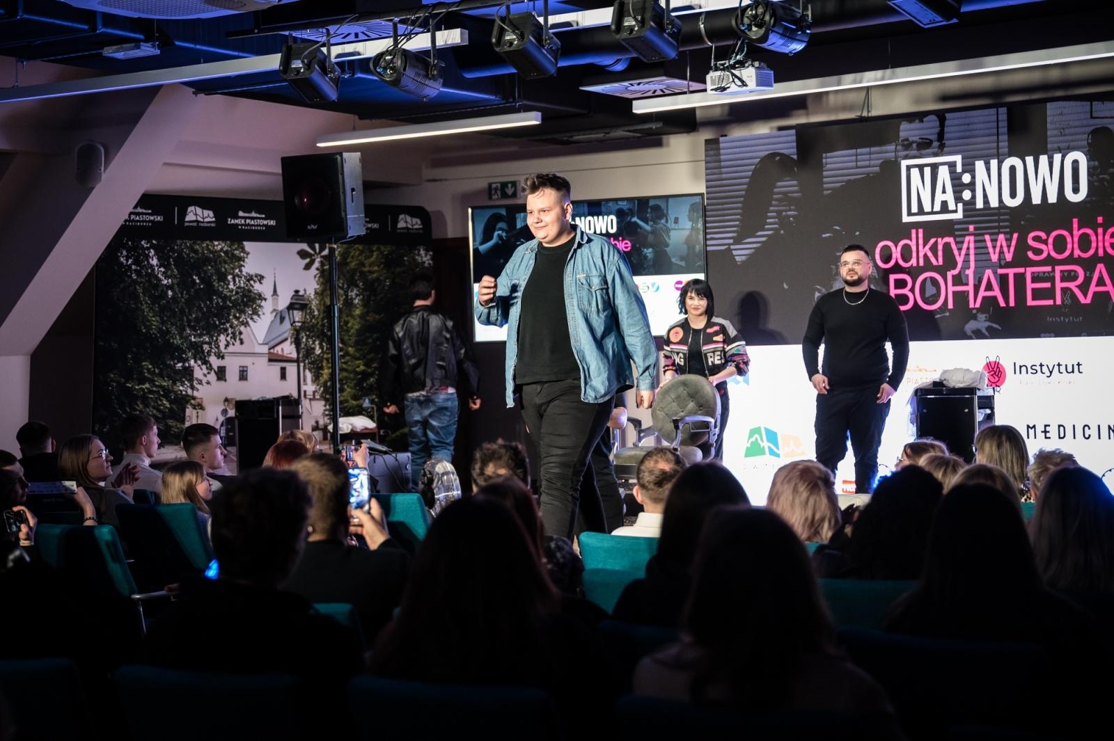 Zdjęcie w galerii na portalu naszraciborz.pl: Nożyczki zamiast przeszłości. Wielki finał Operacji: Resocjalizacja na Zamku Piastowskim wiadomości z regionu