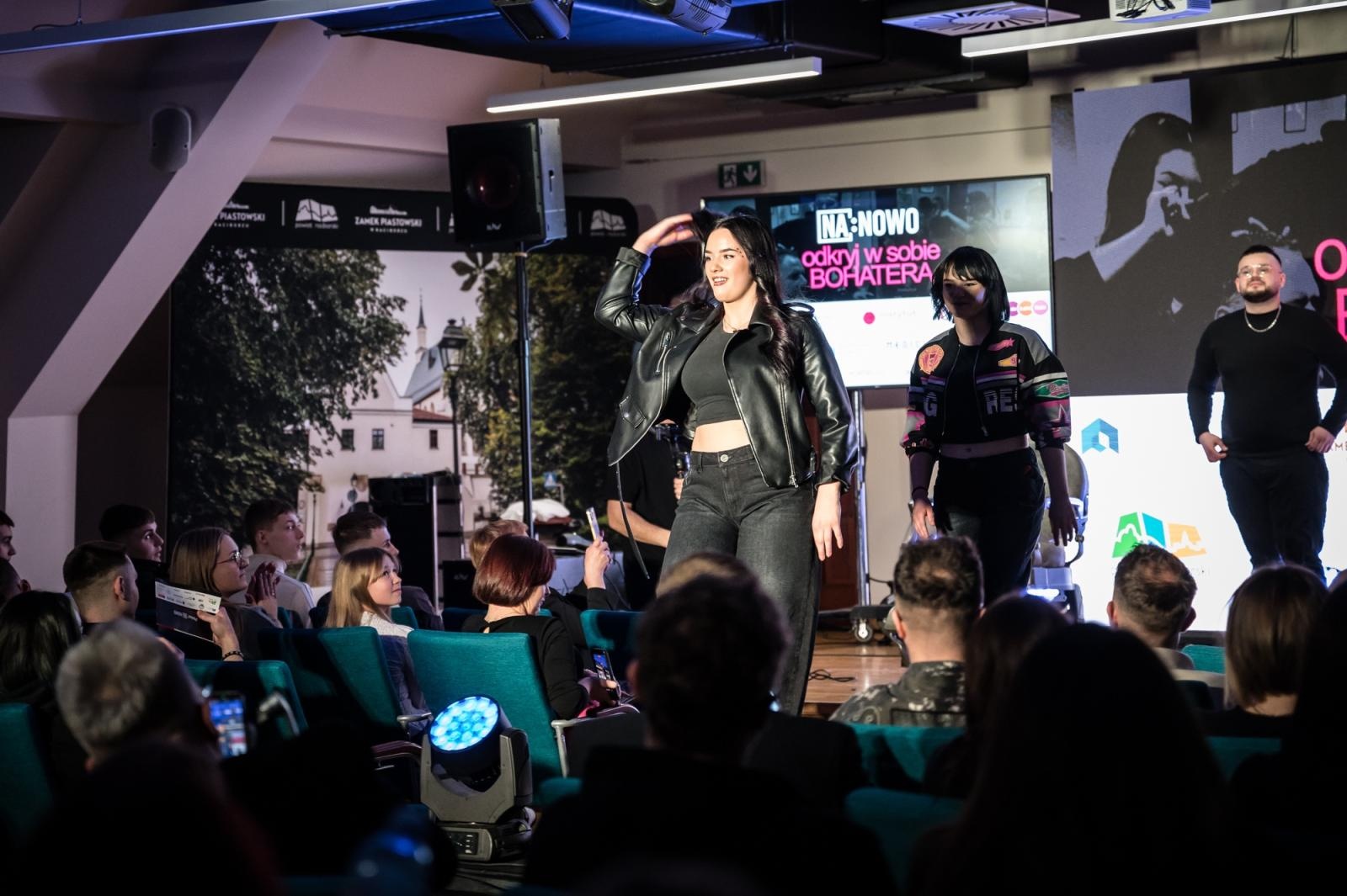 Zdjęcie w galerii na portalu naszraciborz.pl: Nożyczki zamiast przeszłości. Wielki finał Operacji: Resocjalizacja na Zamku Piastowskim wiadomości z regionu