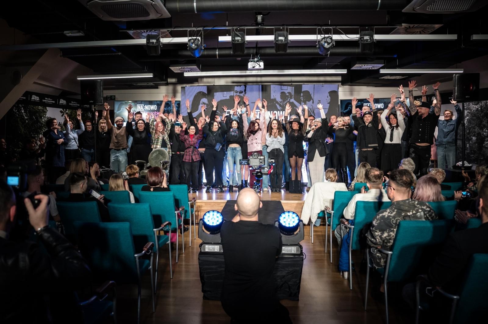 Zdjęcie w galerii na portalu naszraciborz.pl: Nożyczki zamiast przeszłości. Wielki finał Operacji: Resocjalizacja na Zamku Piastowskim wiadomości z regionu