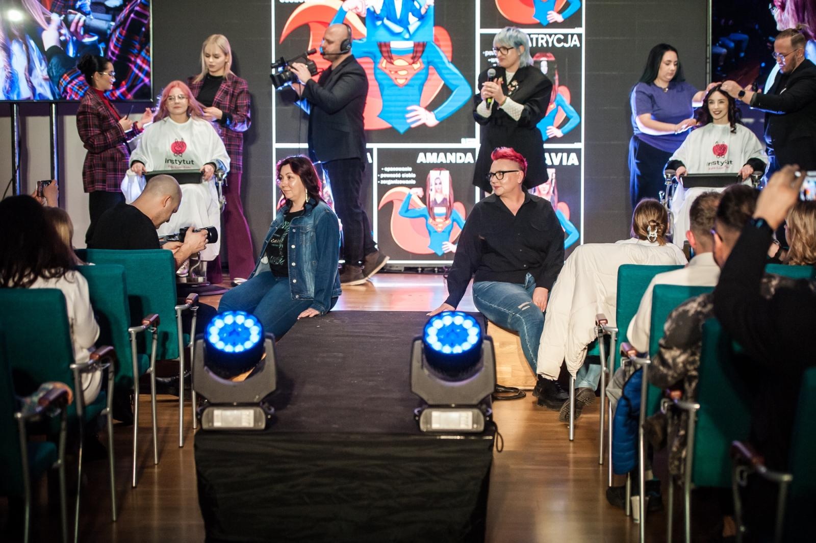 Zdjęcie w galerii na portalu naszraciborz.pl: Nożyczki zamiast przeszłości. Wielki finał Operacji: Resocjalizacja na Zamku Piastowskim wiadomości z regionu