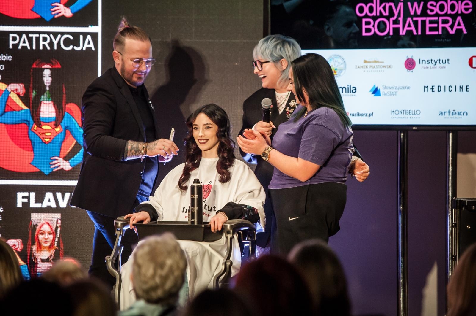 Zdjęcie w galerii na portalu naszraciborz.pl: Nożyczki zamiast przeszłości. Wielki finał Operacji: Resocjalizacja na Zamku Piastowskim wiadomości z regionu