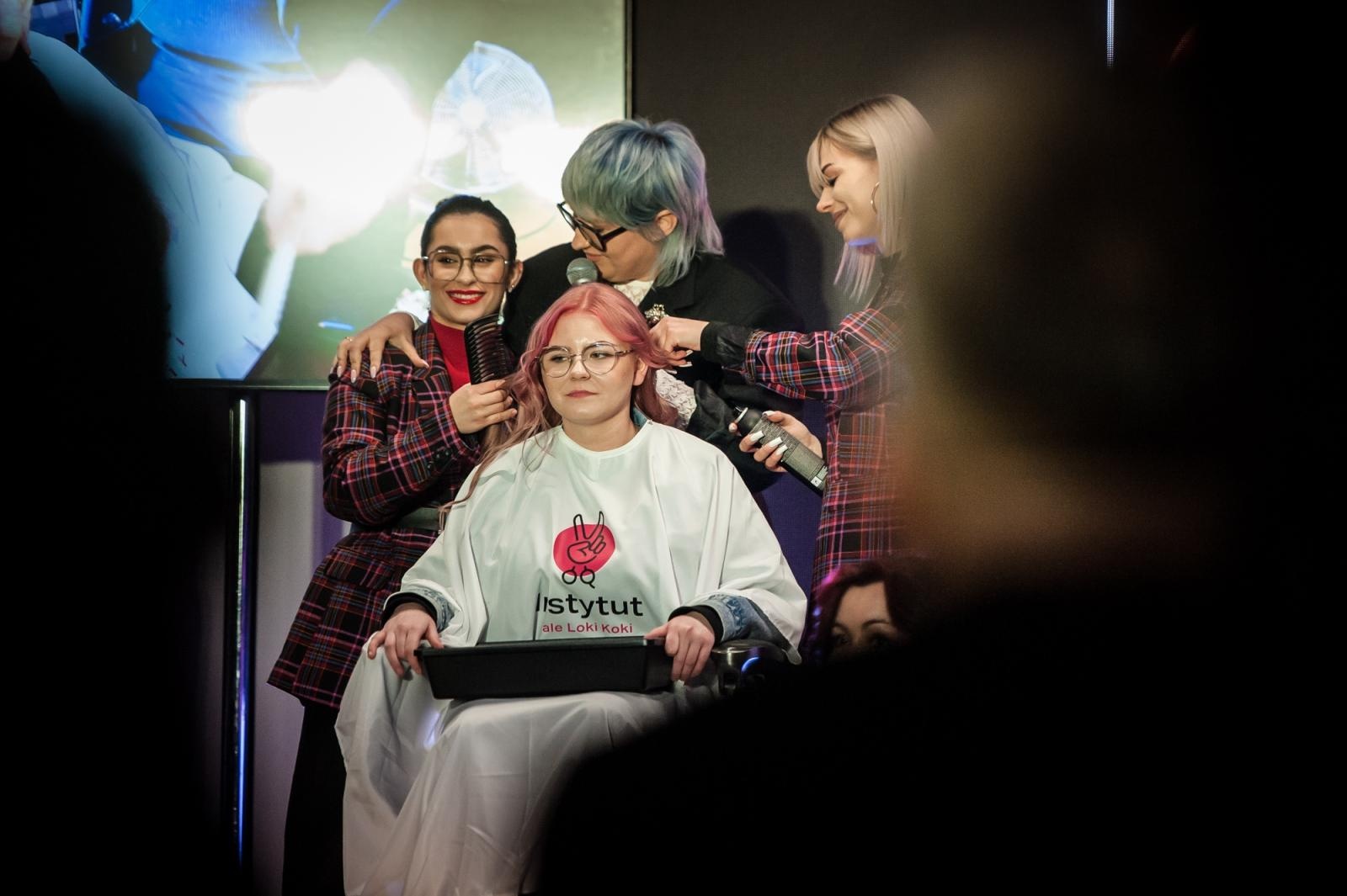 Zdjęcie w galerii na portalu naszraciborz.pl: Nożyczki zamiast przeszłości. Wielki finał Operacji: Resocjalizacja na Zamku Piastowskim wiadomości z regionu