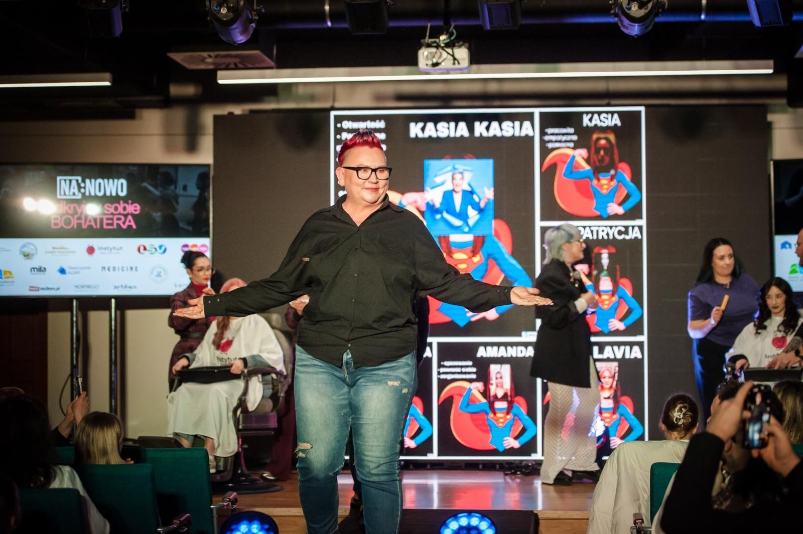 Zdjęcie w galerii na portalu naszraciborz.pl: Nożyczki zamiast przeszłości. Wielki finał Operacji: Resocjalizacja na Zamku Piastowskim wiadomości z regionu