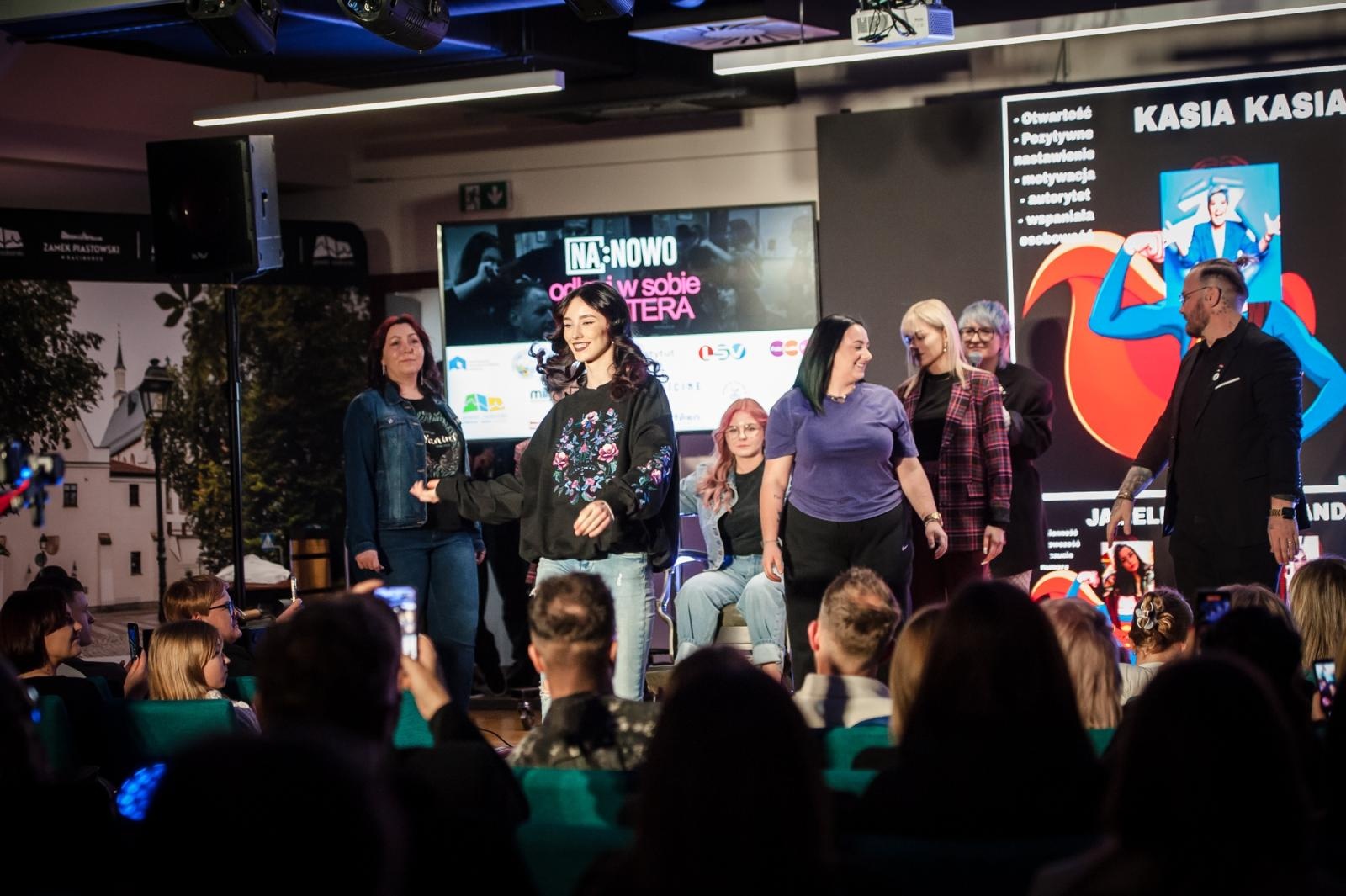 Zdjęcie w galerii na portalu naszraciborz.pl: Nożyczki zamiast przeszłości. Wielki finał Operacji: Resocjalizacja na Zamku Piastowskim wiadomości z regionu