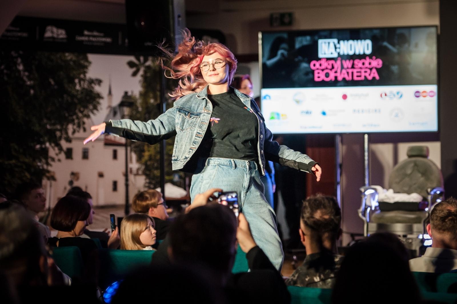 Zdjęcie w galerii na portalu naszraciborz.pl: Nożyczki zamiast przeszłości. Wielki finał Operacji: Resocjalizacja na Zamku Piastowskim wiadomości z regionu