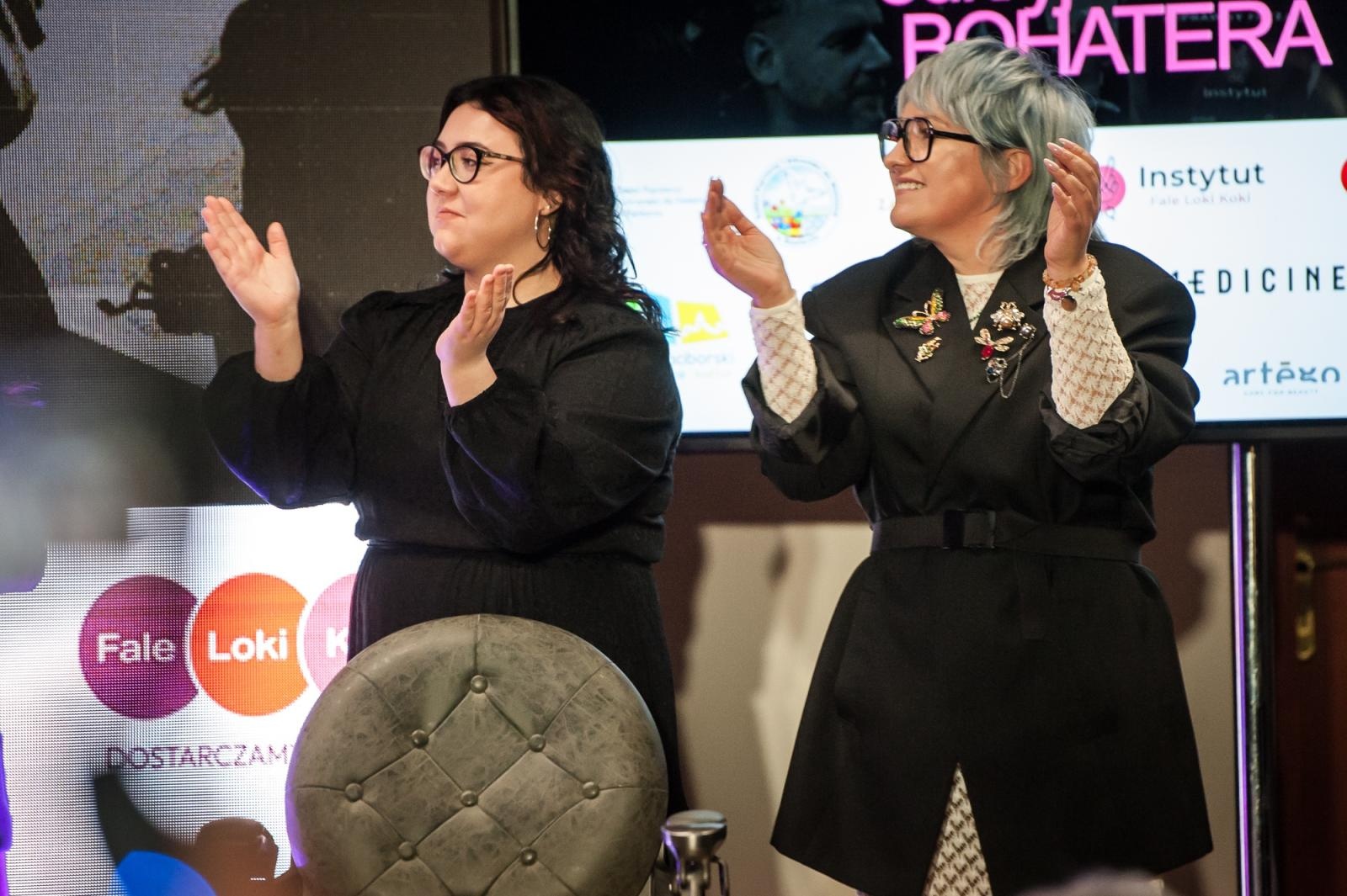 Zdjęcie w galerii na portalu naszraciborz.pl: Nożyczki zamiast przeszłości. Wielki finał Operacji: Resocjalizacja na Zamku Piastowskim wiadomości z regionu