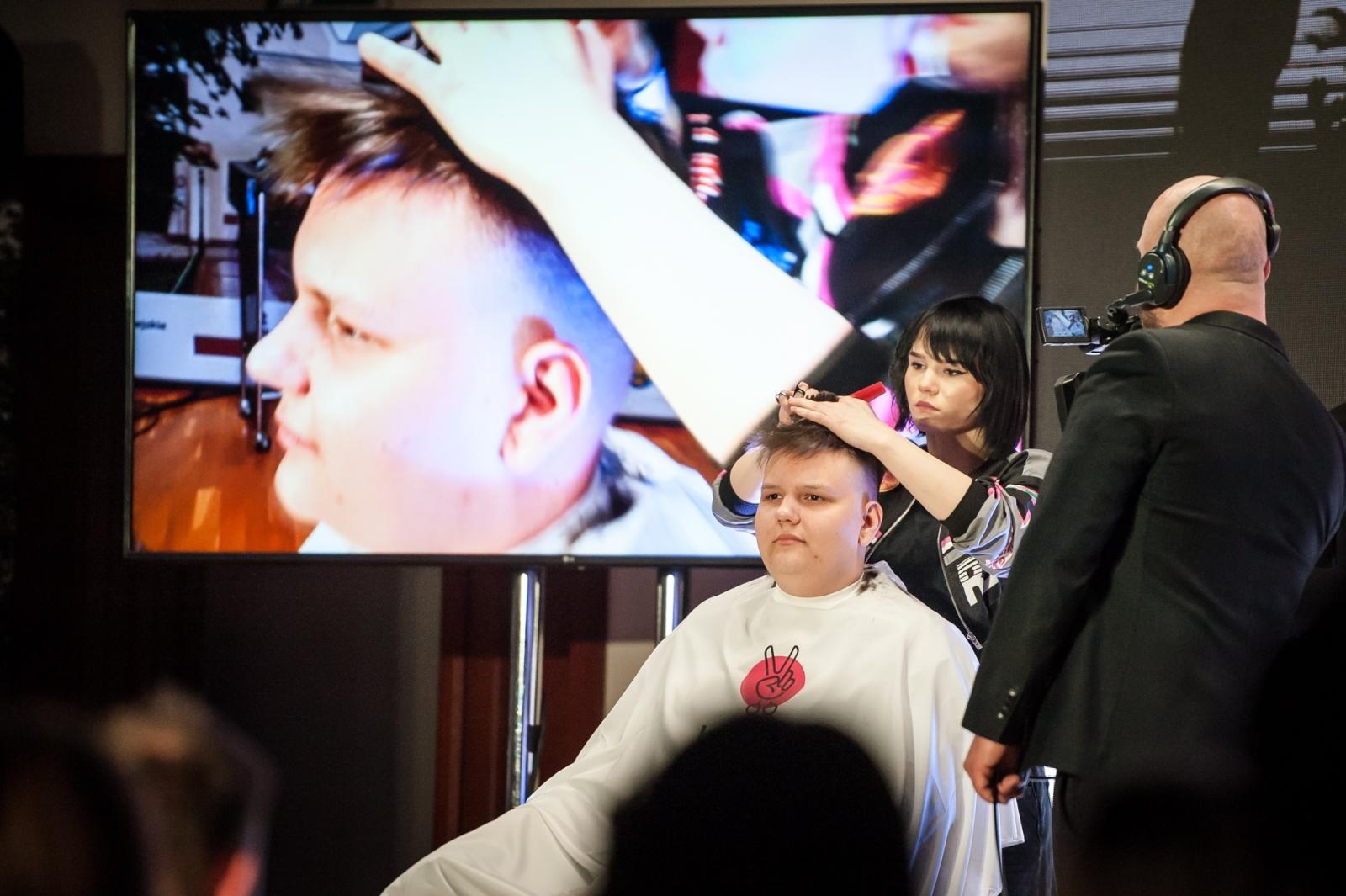 Zdjęcie w galerii na portalu naszraciborz.pl: Nożyczki zamiast przeszłości. Wielki finał Operacji: Resocjalizacja na Zamku Piastowskim wiadomości z regionu