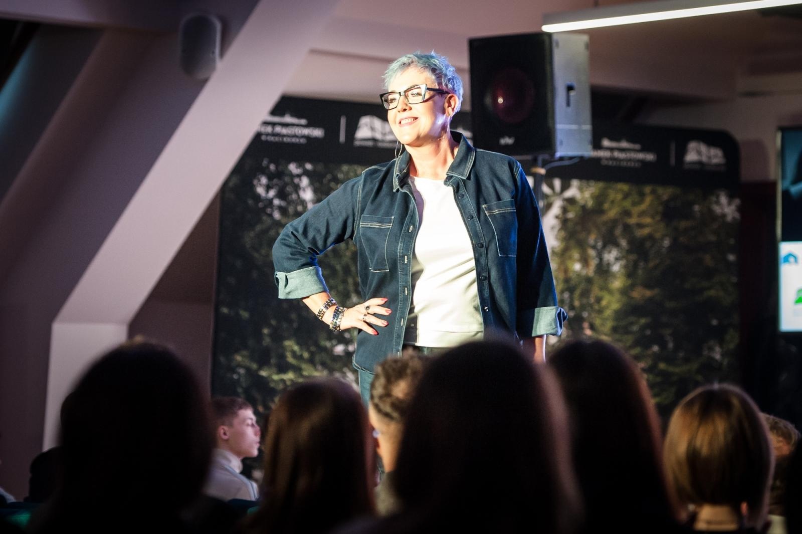 Zdjęcie w galerii na portalu naszraciborz.pl: Nożyczki zamiast przeszłości. Wielki finał Operacji: Resocjalizacja na Zamku Piastowskim wiadomości z regionu