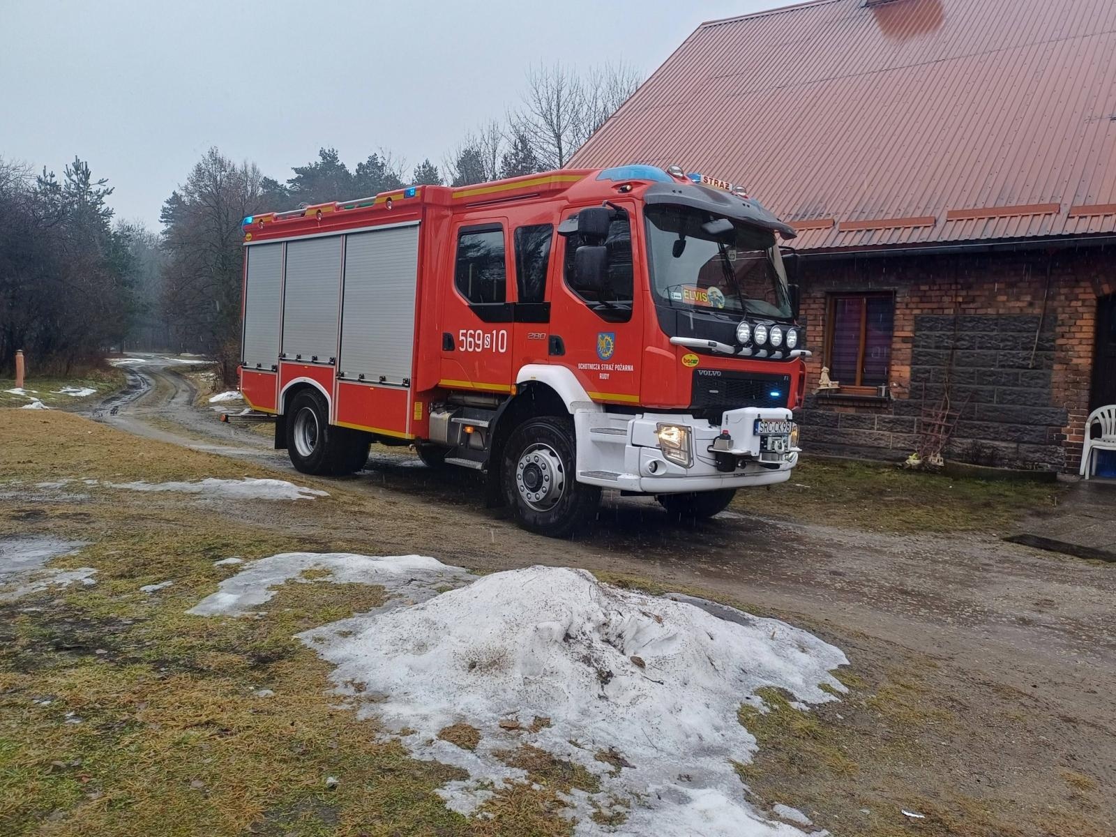 Zdjęcie w galerii na portalu naszraciborz.pl: Pożar sadzy w kominie przy ul. Dworcowej w Rudach. Interweniowały zastępy PSP i OSP wiadomości z regionu