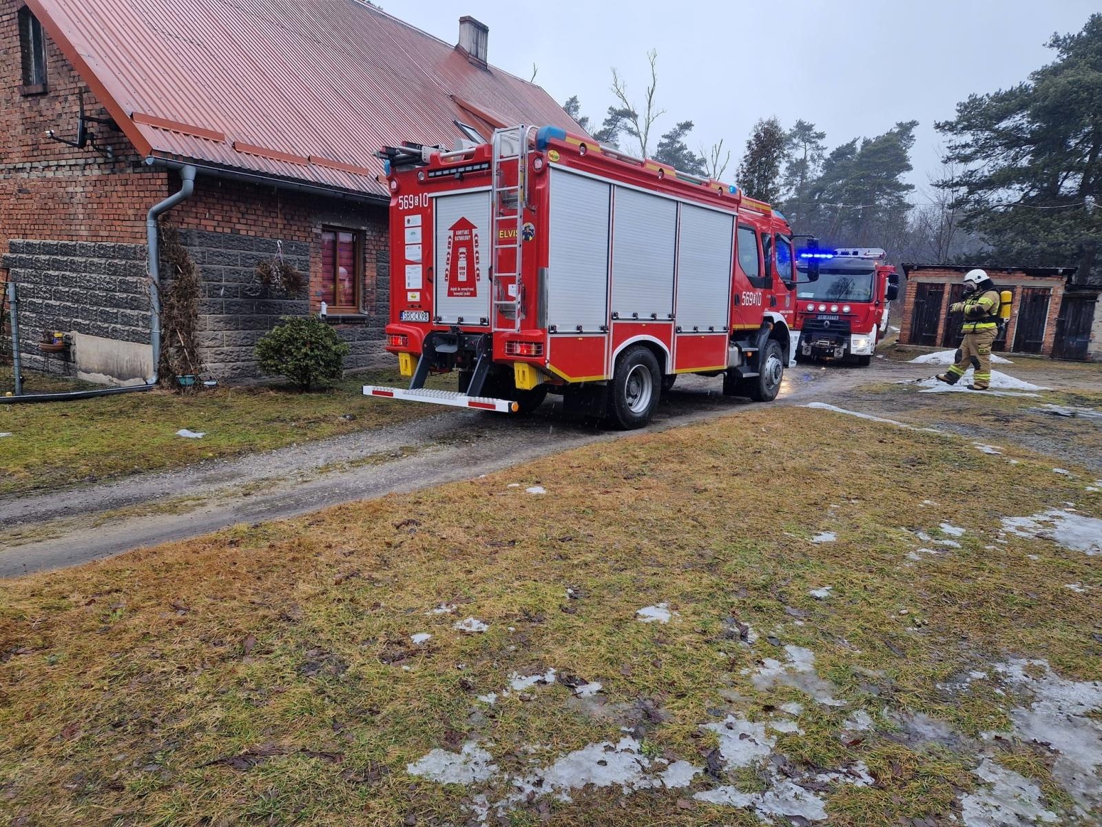 Zdjęcie w galerii na portalu naszraciborz.pl: Pożar sadzy w kominie przy ul. Dworcowej w Rudach. Interweniowały zastępy PSP i OSP wiadomości z regionu