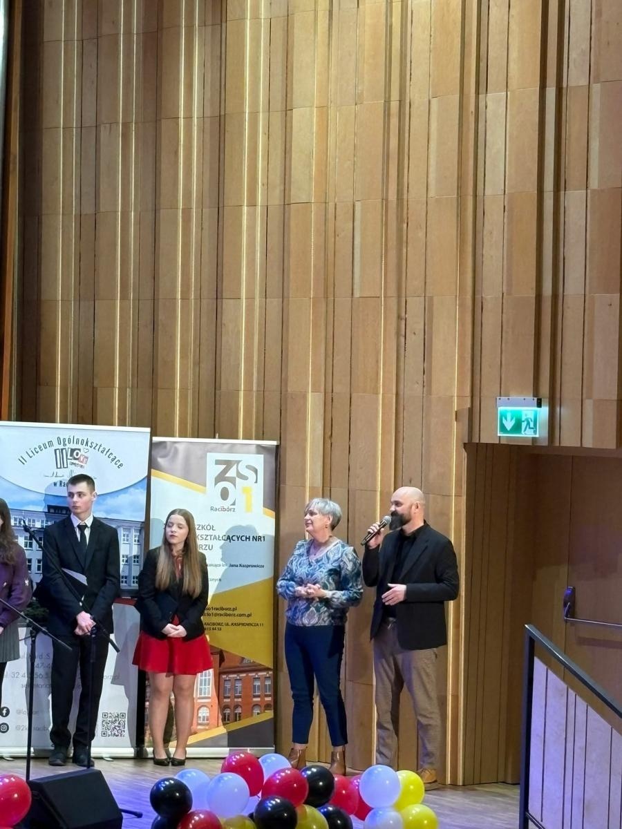 Zdjęcie w galerii na portalu naszraciborz.pl: Uczniowie z Raciborza zorganizowali świąteczny koncert charytatywny dla 10-letniej Leny wiadomości z regionu