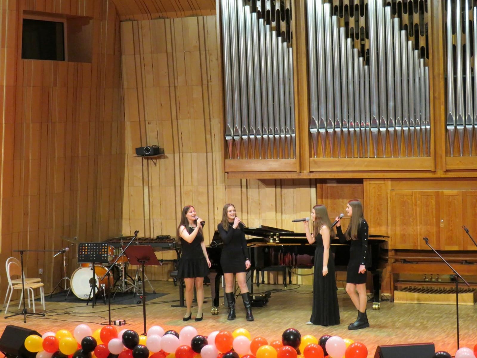 Zdjęcie w galerii na portalu naszraciborz.pl: Uczniowie z Raciborza zorganizowali świąteczny koncert charytatywny dla 10-letniej Leny wiadomości z regionu