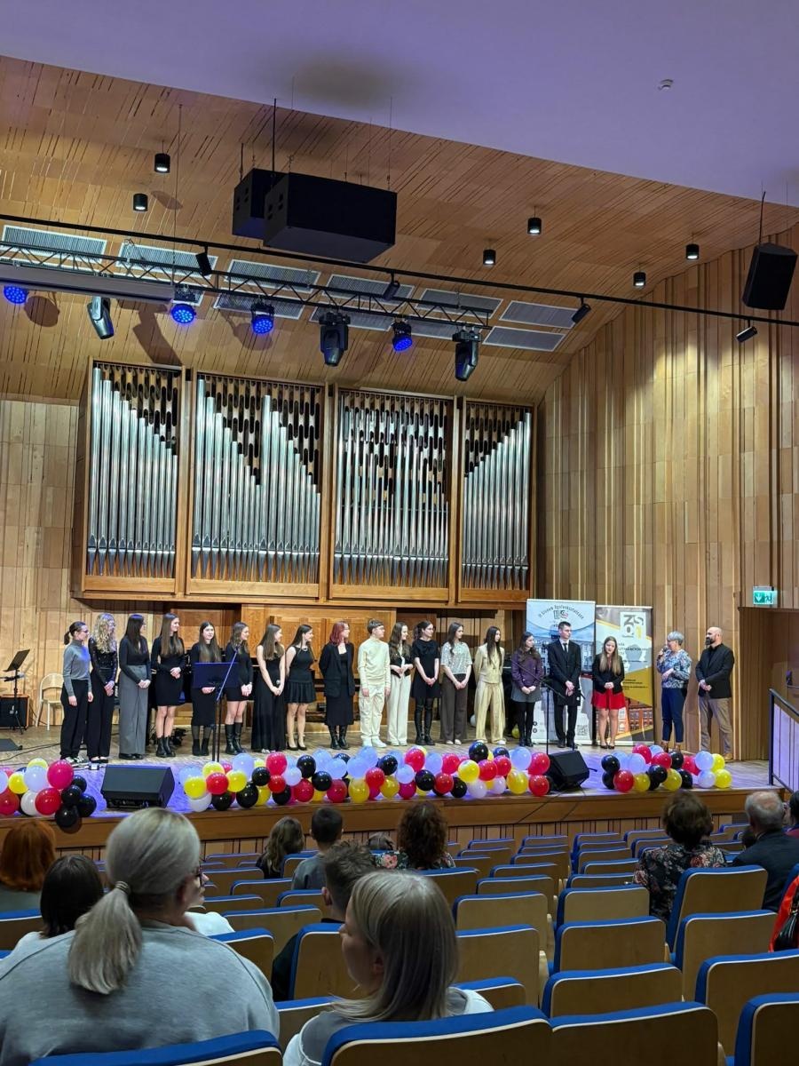 Zdjęcie w galerii na portalu naszraciborz.pl: Uczniowie z Raciborza zorganizowali świąteczny koncert charytatywny dla 10-letniej Leny wiadomości z regionu