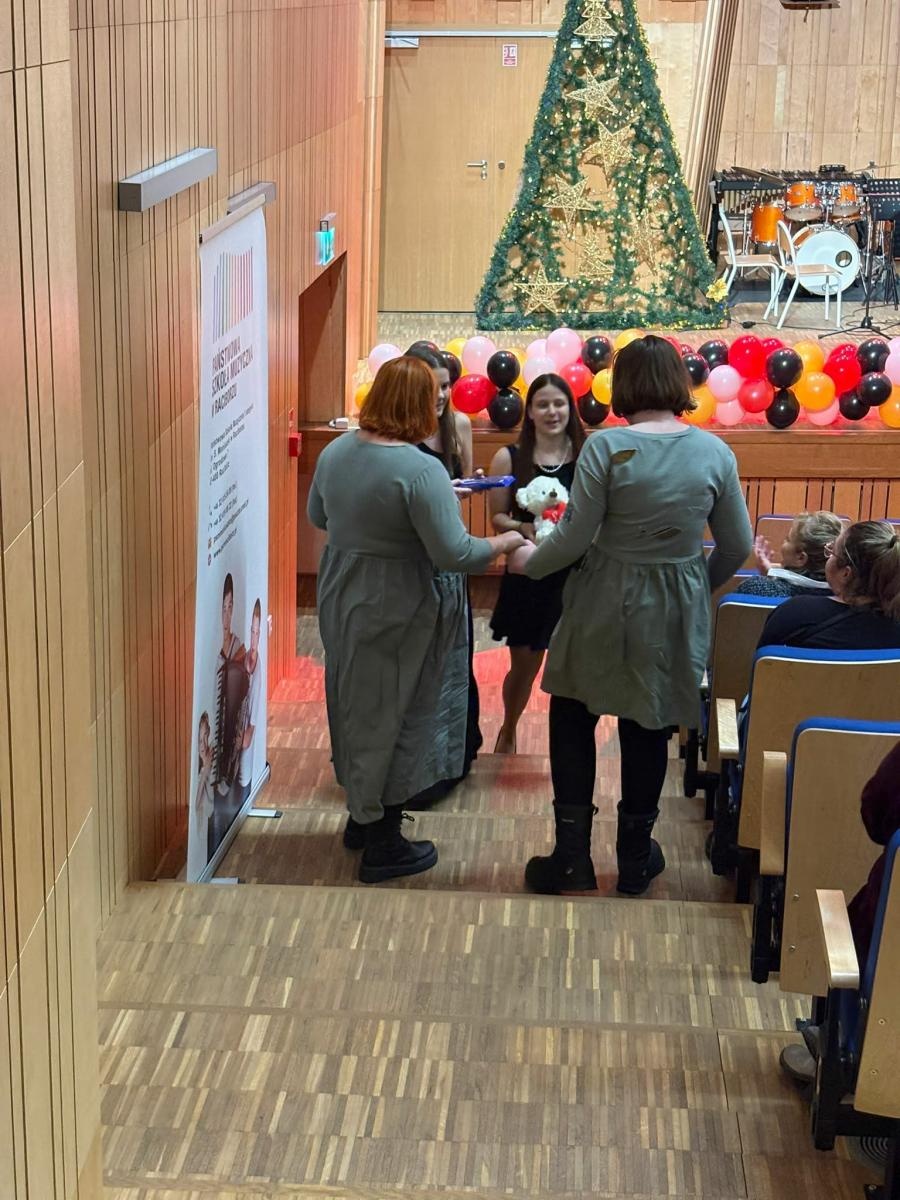 Zdjęcie w galerii na portalu naszraciborz.pl: Uczniowie z Raciborza zorganizowali świąteczny koncert charytatywny dla 10-letniej Leny wiadomości z regionu