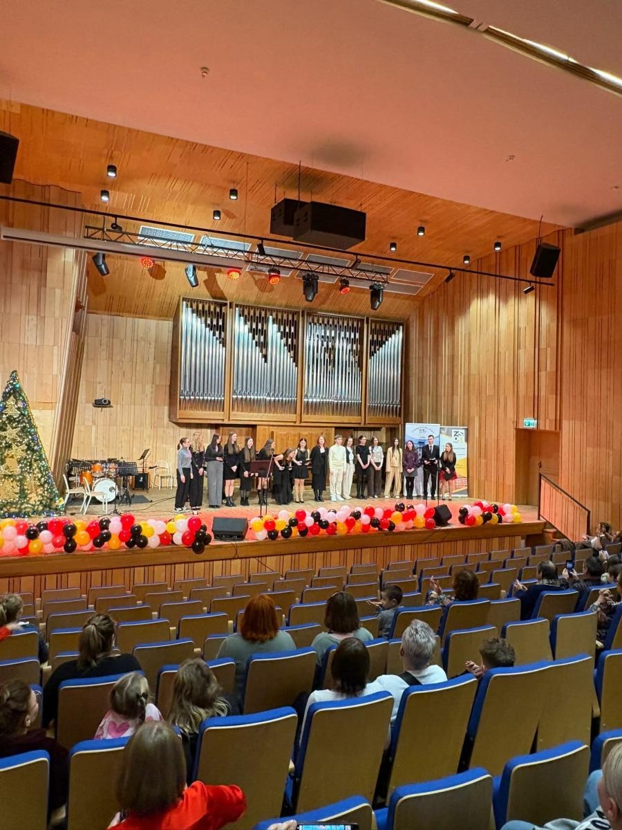 Zdjęcie w galerii na portalu naszraciborz.pl: Uczniowie z Raciborza zorganizowali świąteczny koncert charytatywny dla 10-letniej Leny wiadomości z regionu