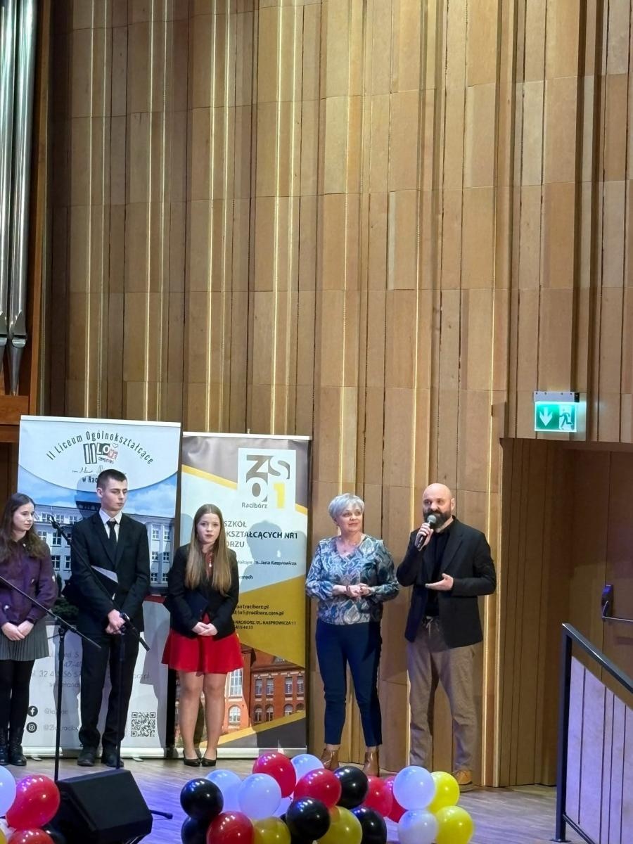 Zdjęcie w galerii na portalu naszraciborz.pl: Uczniowie z Raciborza zorganizowali świąteczny koncert charytatywny dla 10-letniej Leny wiadomości z regionu