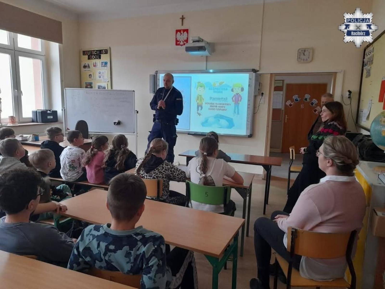 Zdjęcie w galerii na portalu naszraciborz.pl: Dzielnicowy rozmawiał z uczniami o bezpieczeństwie podczas ferii wiadomości z regionu