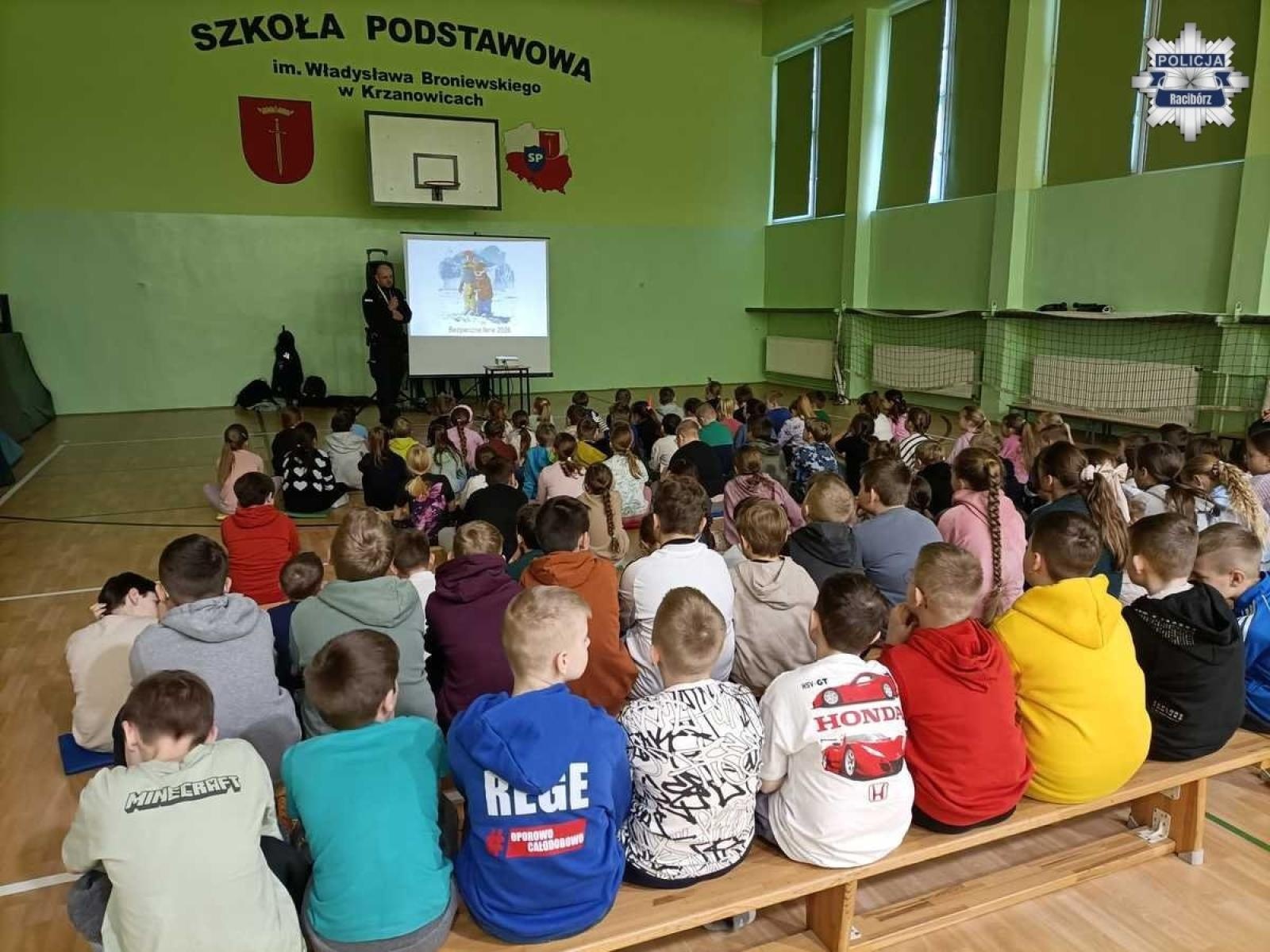 Zdjęcie w galerii na portalu naszraciborz.pl: Dzielnicowy rozmawiał z uczniami o bezpieczeństwie podczas ferii wiadomości z regionu