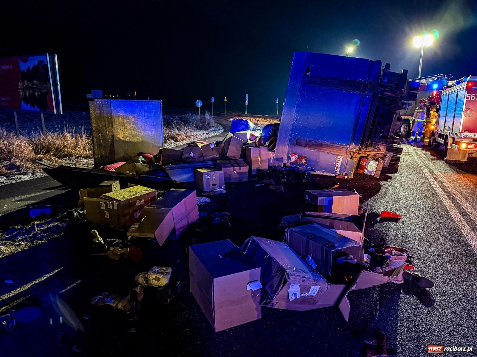 Zdjęcie w galerii na portalu naszraciborz.pl: Ciężarówka przewróciła się na skrzyżowaniu Rudzkiej i Ciechowickiej [FOTO] wiadomości z regionu